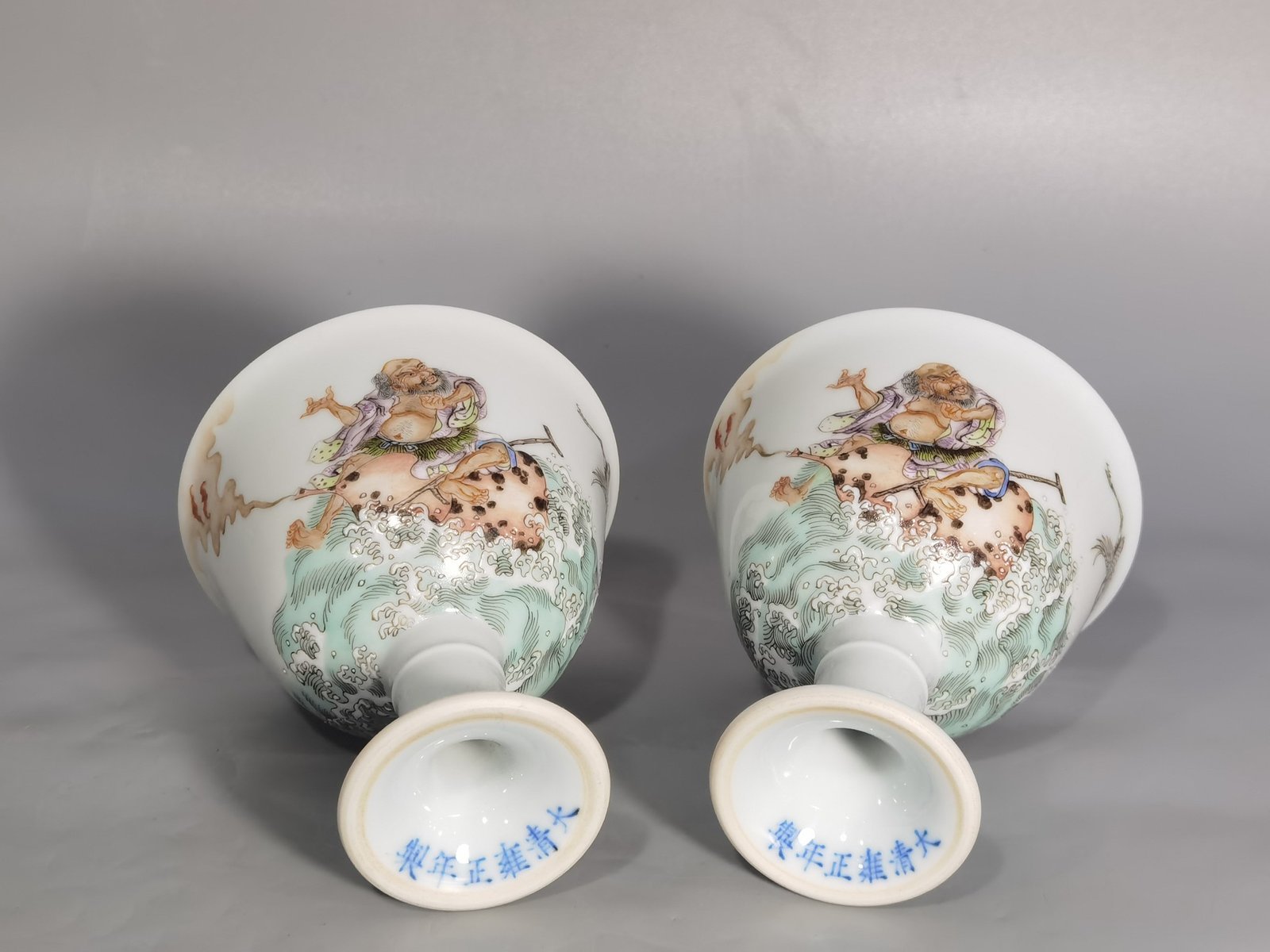 Qing Dynasty Yongzheng a pair of pastel seawater Tieguai Litu goblets