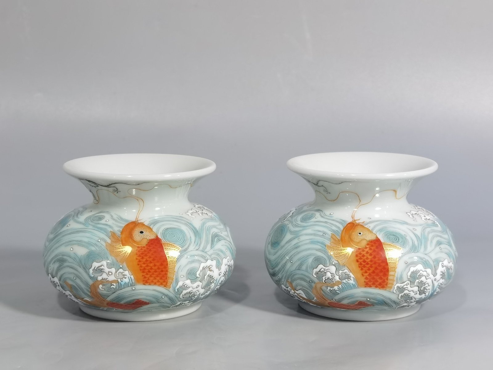 Qing Dynasty Yongzheng A pair of water bowls with pastel seawater fish dragon