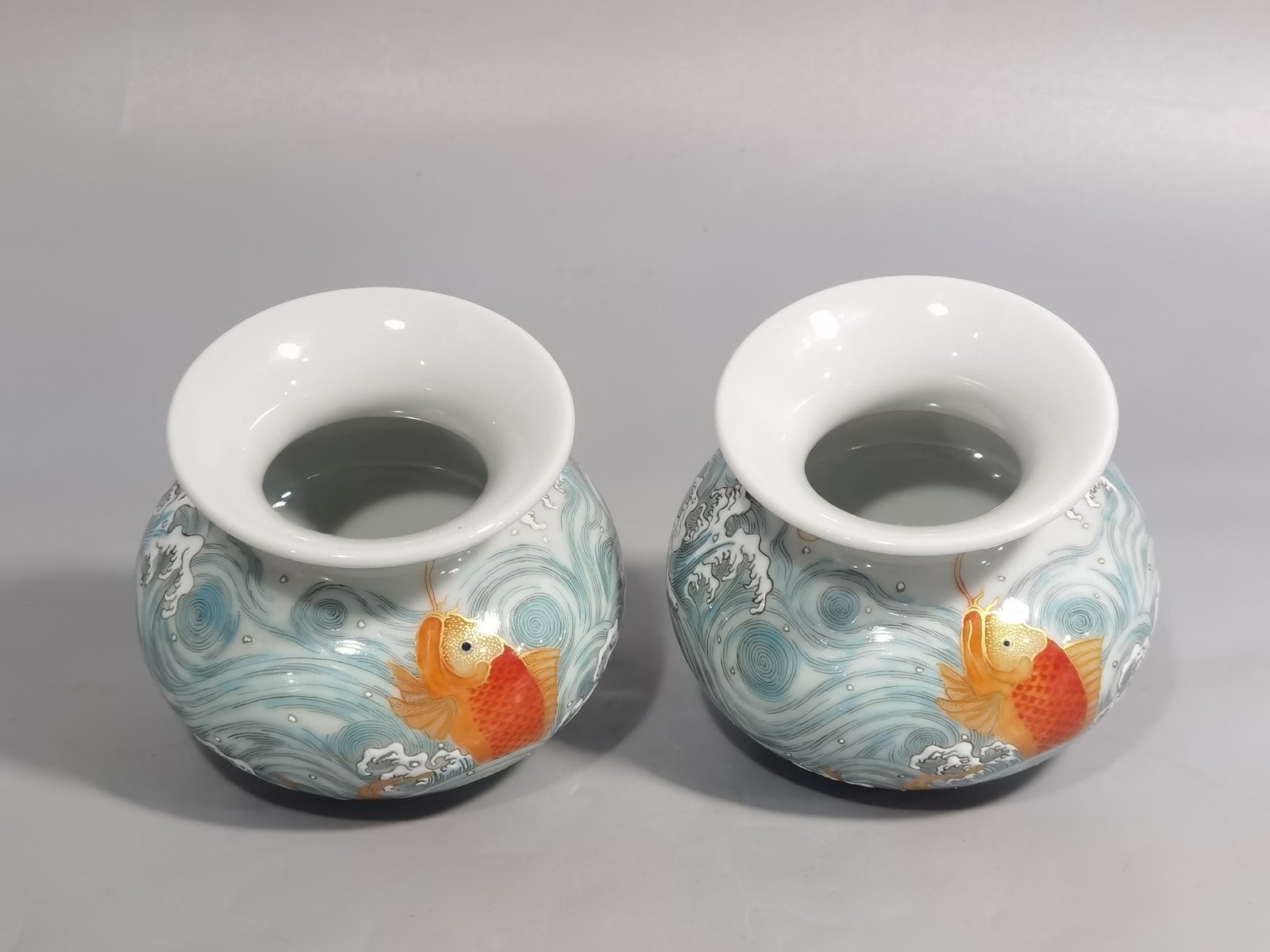 Qing Dynasty Yongzheng A pair of water bowls with pastel seawater fish dragon