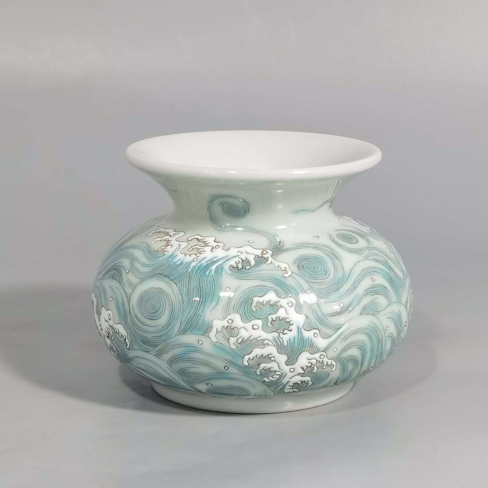 Qing Dynasty Yongzheng A pair of water bowls with pastel seawater fish dragon