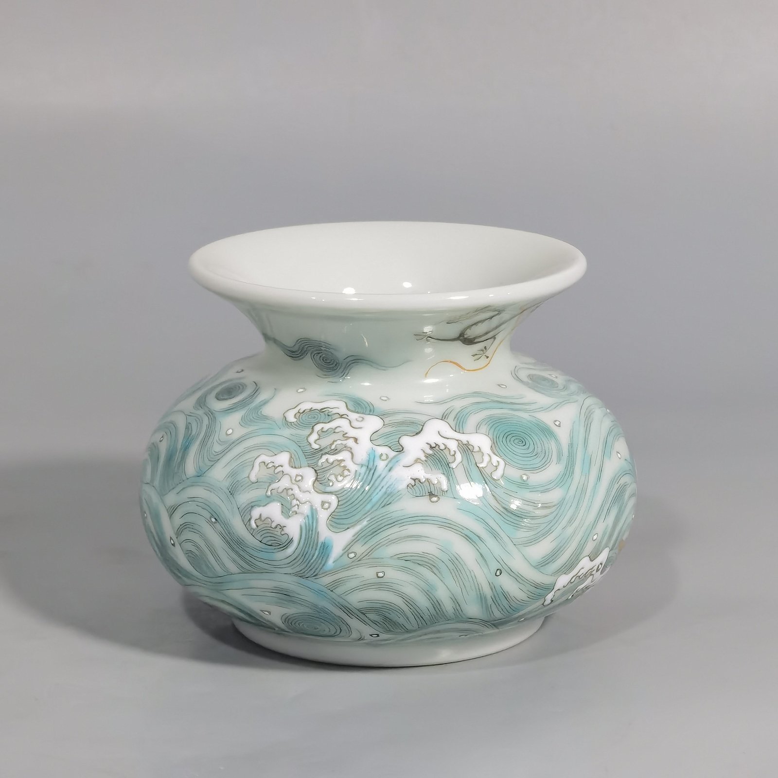 Qing Dynasty Yongzheng A pair of water bowls with pastel seawater fish dragon