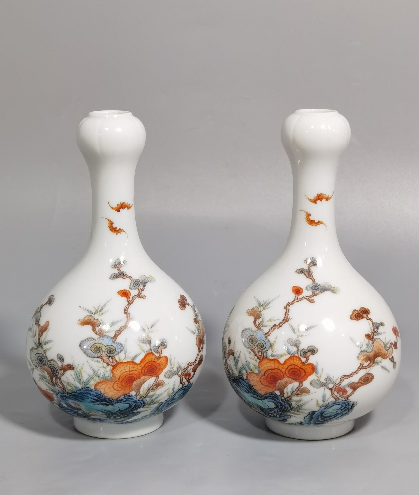 Qing Dynasty Yongzheng Pastel Ganoderma lucidum and garlic bottle with bat pattern
