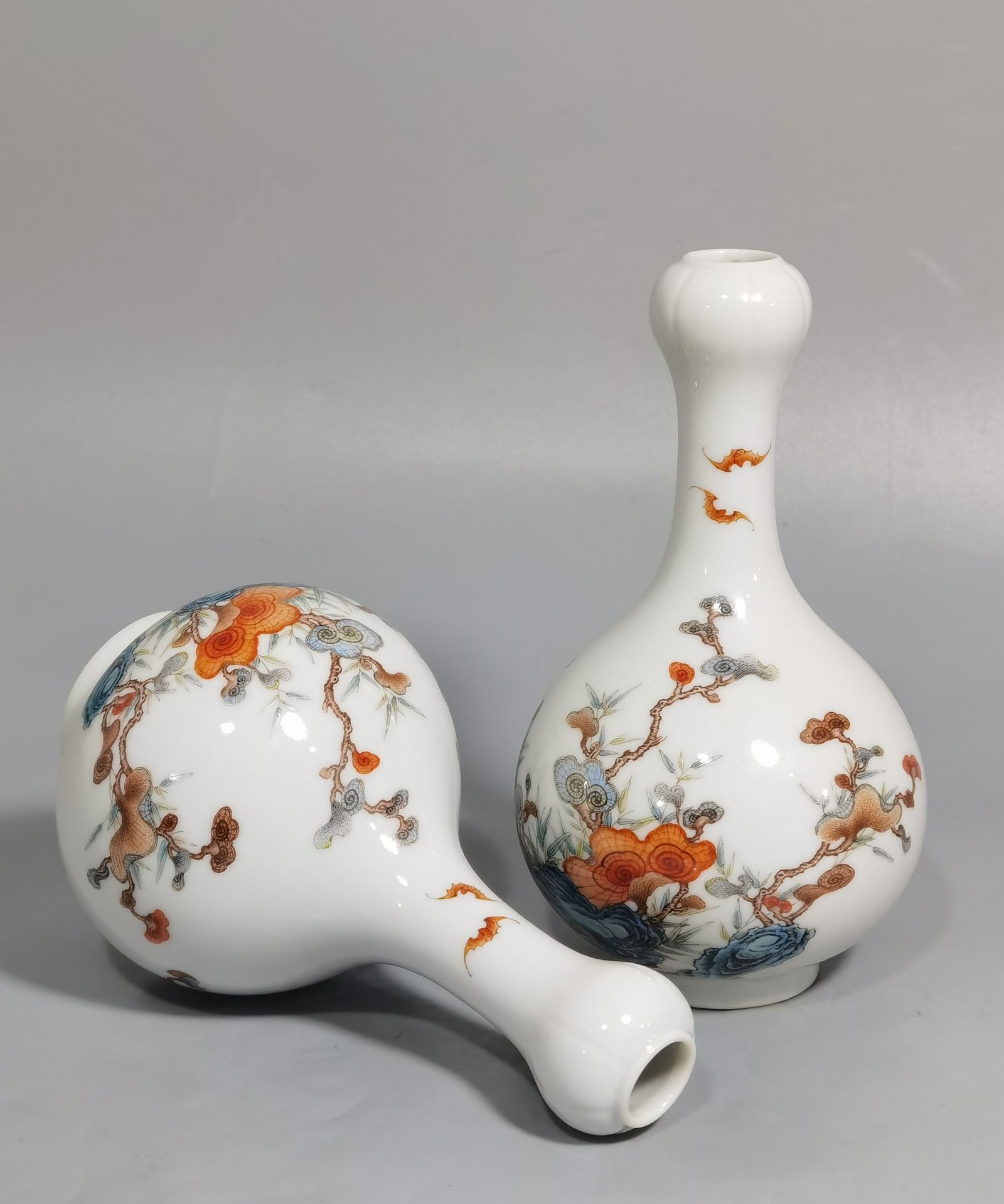 Qing Dynasty Yongzheng Pastel Ganoderma lucidum and garlic bottle with bat pattern