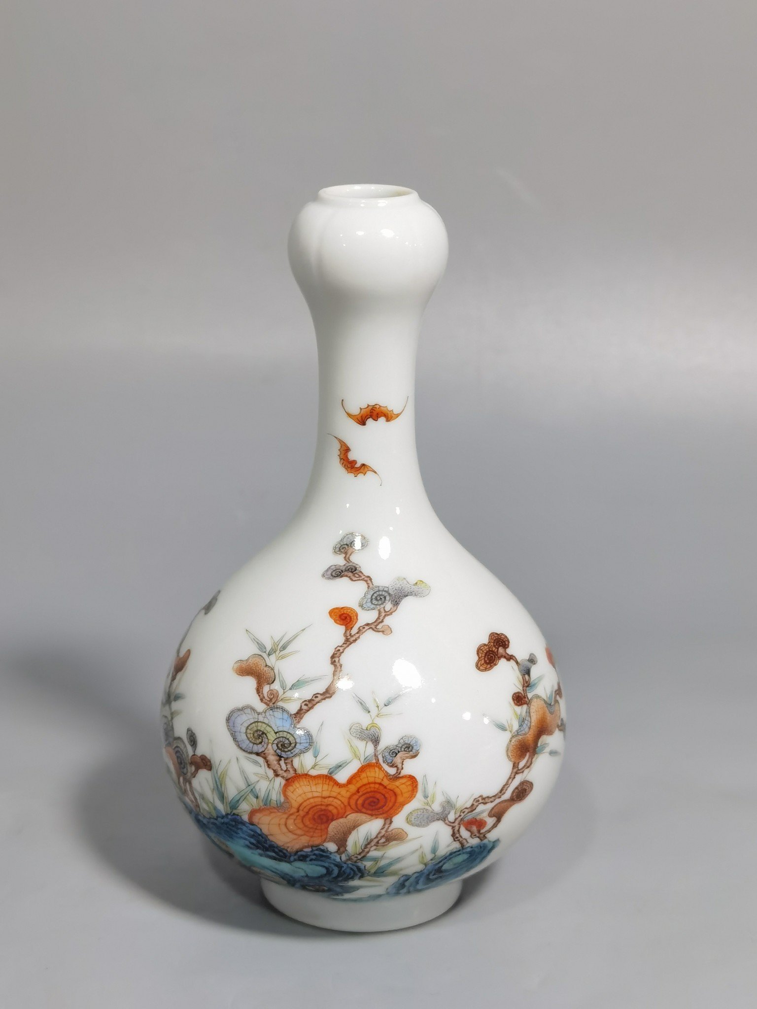 Qing Dynasty Yongzheng Pastel Ganoderma lucidum and garlic bottle with bat pattern