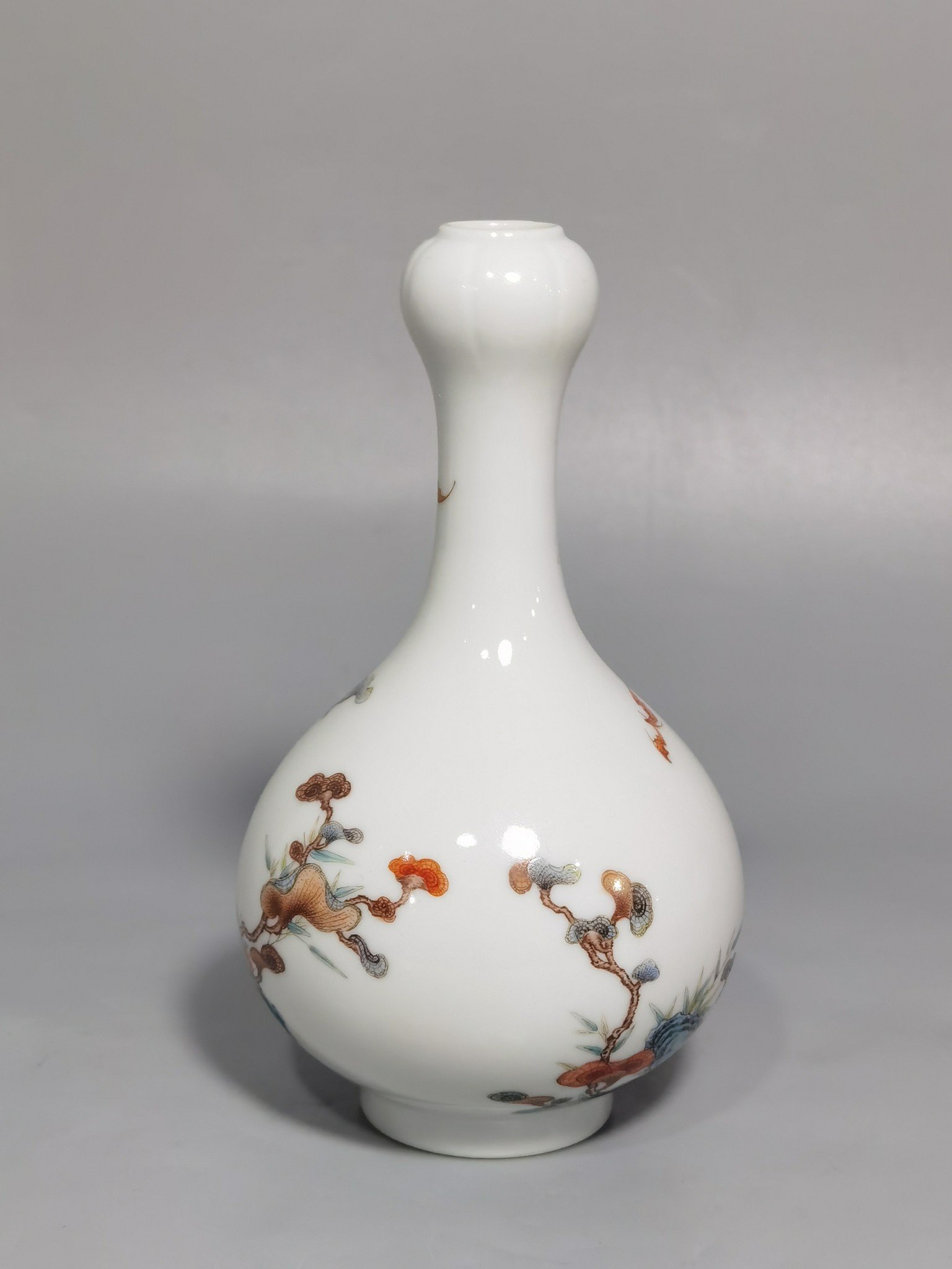 Qing Dynasty Yongzheng Pastel Ganoderma lucidum and garlic bottle with bat pattern