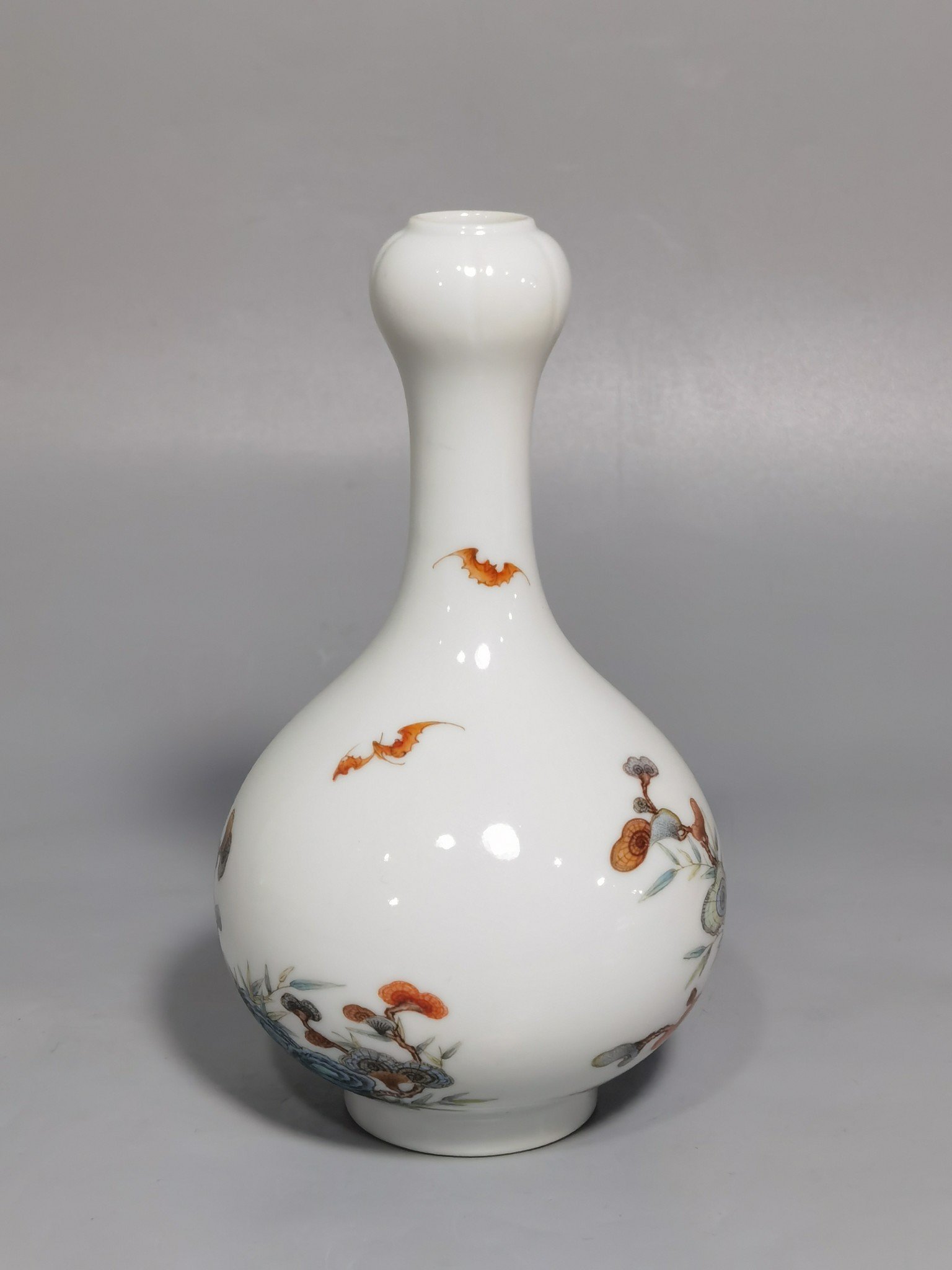 Qing Dynasty Yongzheng Pastel Ganoderma lucidum and garlic bottle with bat pattern