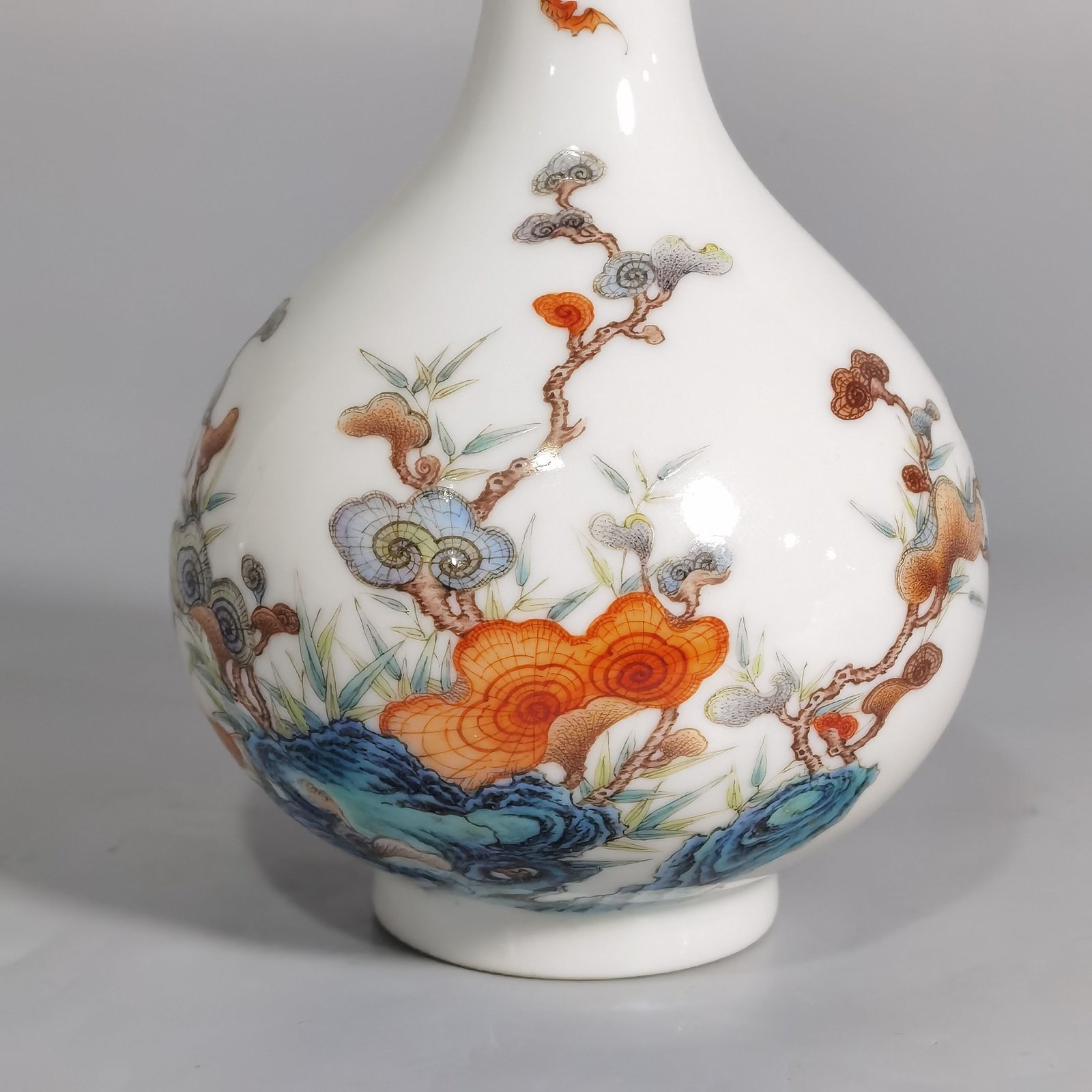 Qing Dynasty Yongzheng Pastel Ganoderma lucidum and garlic bottle with bat pattern