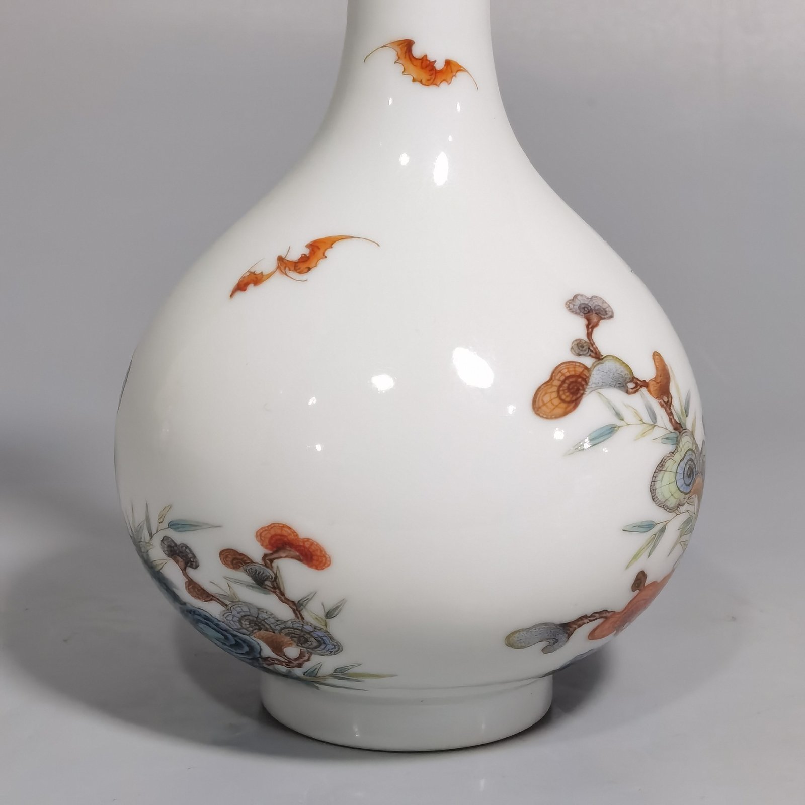Qing Dynasty Yongzheng Pastel Ganoderma lucidum and garlic bottle with bat pattern
