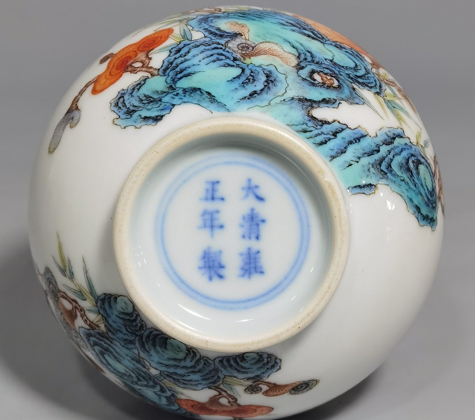 Qing Dynasty Yongzheng Pastel Ganoderma lucidum and garlic bottle with bat pattern