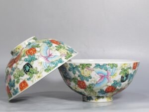 Qing Dynasty Yongzheng A pair of pastel melon-patterned bowls