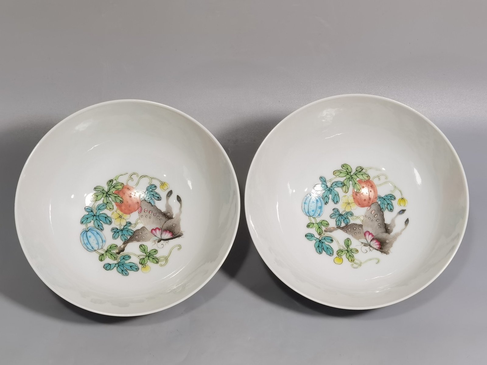 Qing Dynasty Yongzheng A pair of pastel melon-patterned bowls