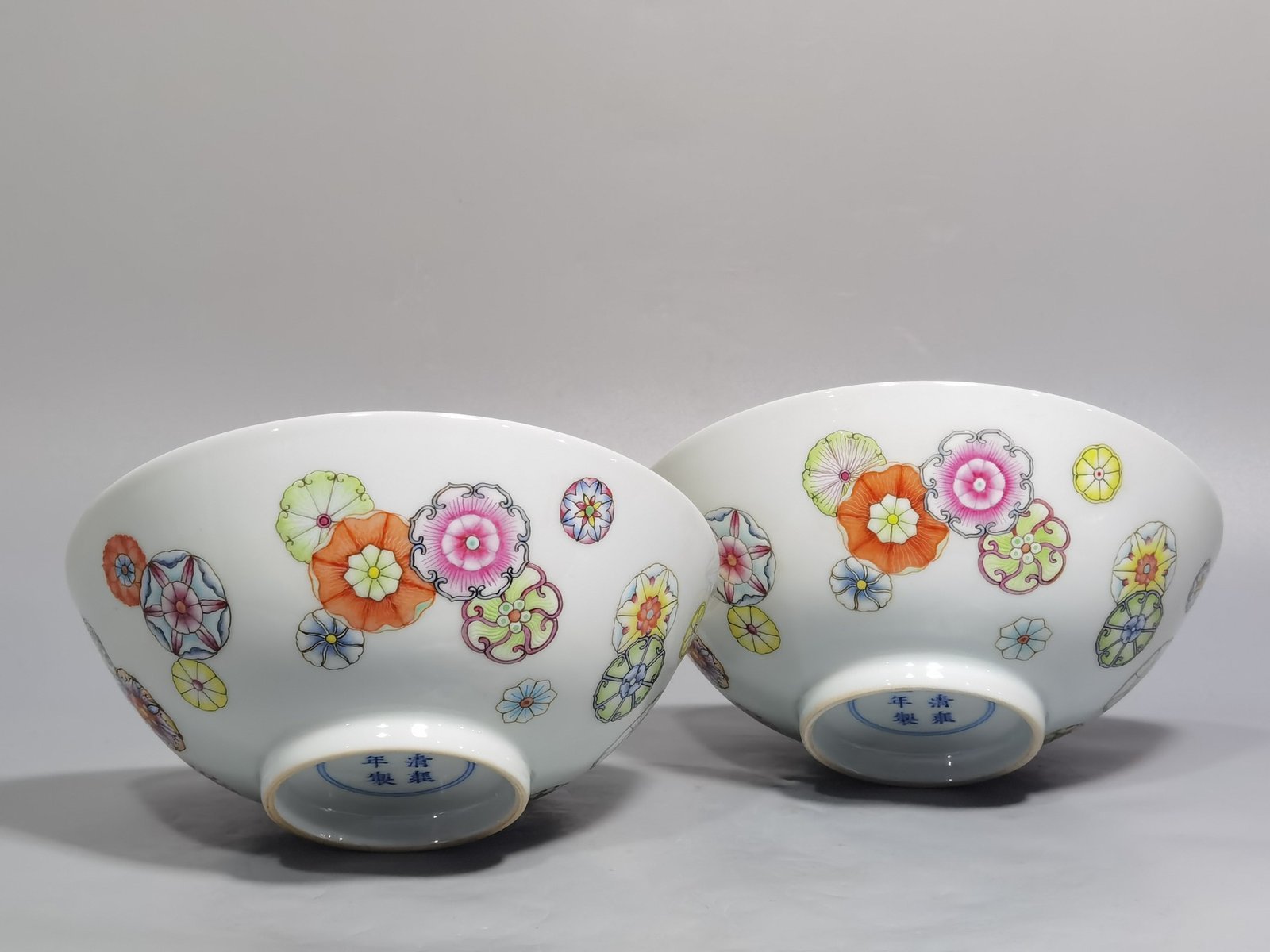 Qing Dynasty Yongzheng A pair of pastel leather ball flower bowls