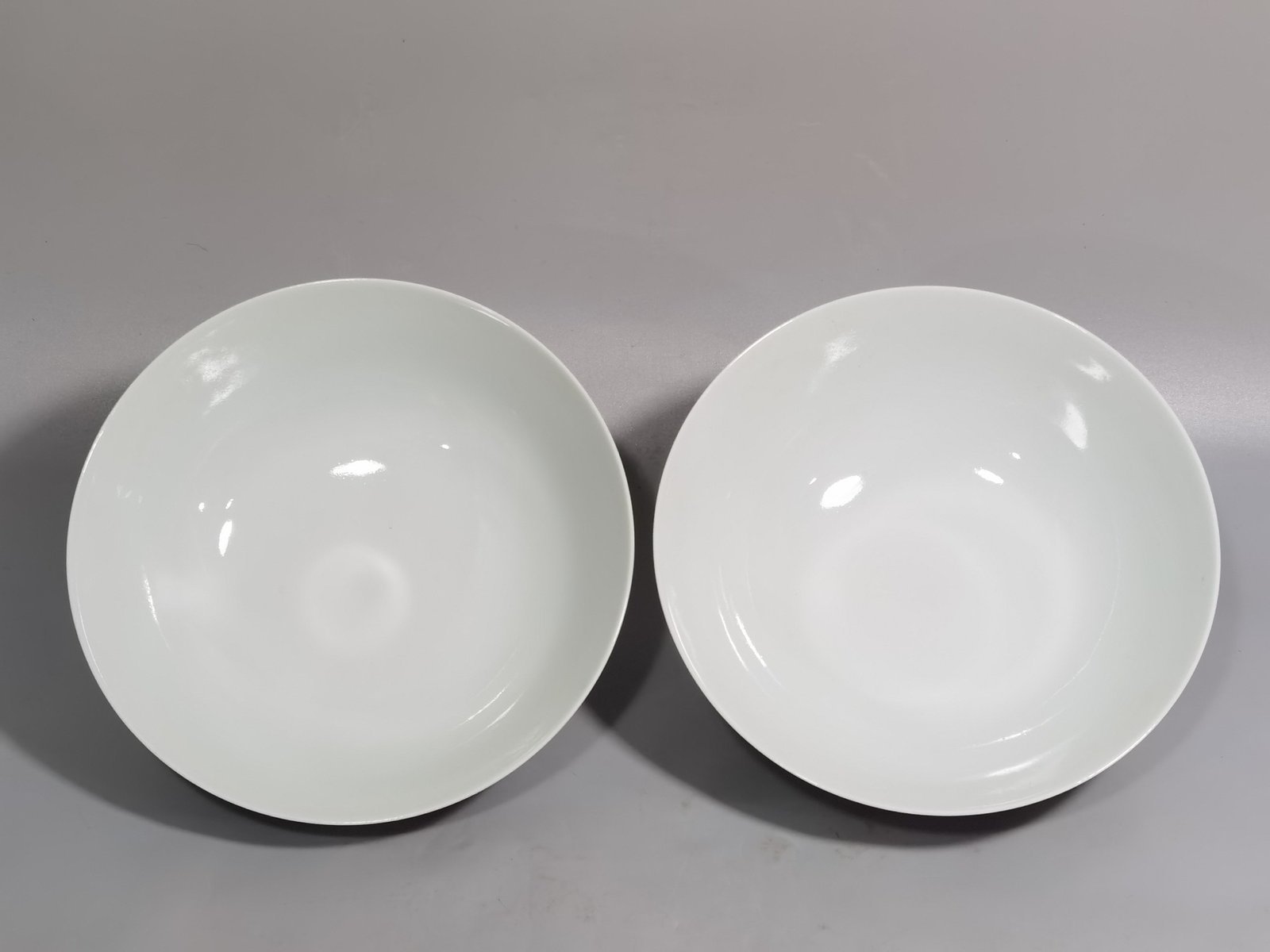 Qing Dynasty Yongzheng A pair of pastel leather ball flower bowls