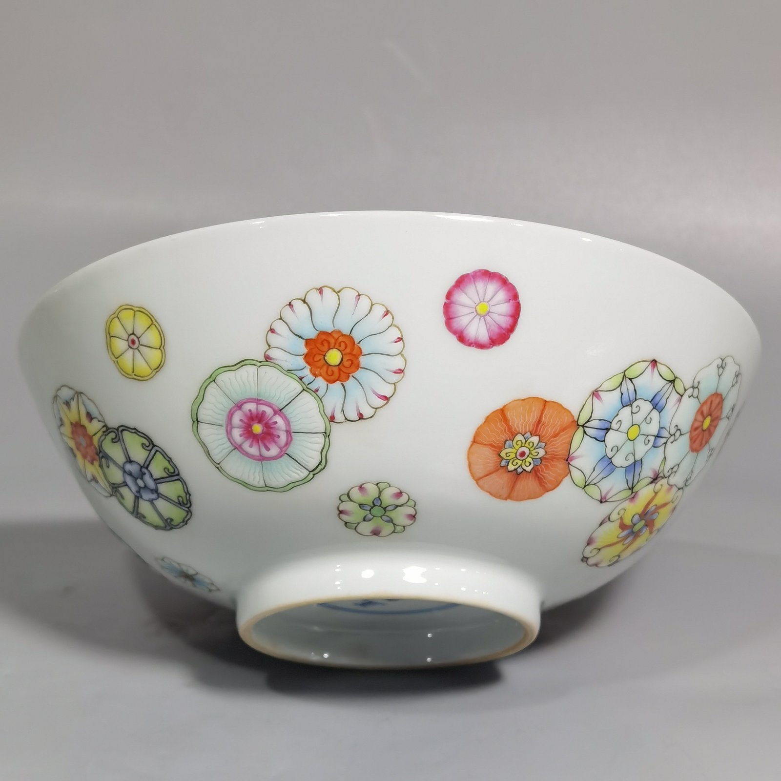 Qing Dynasty Yongzheng A pair of pastel leather ball flower bowls