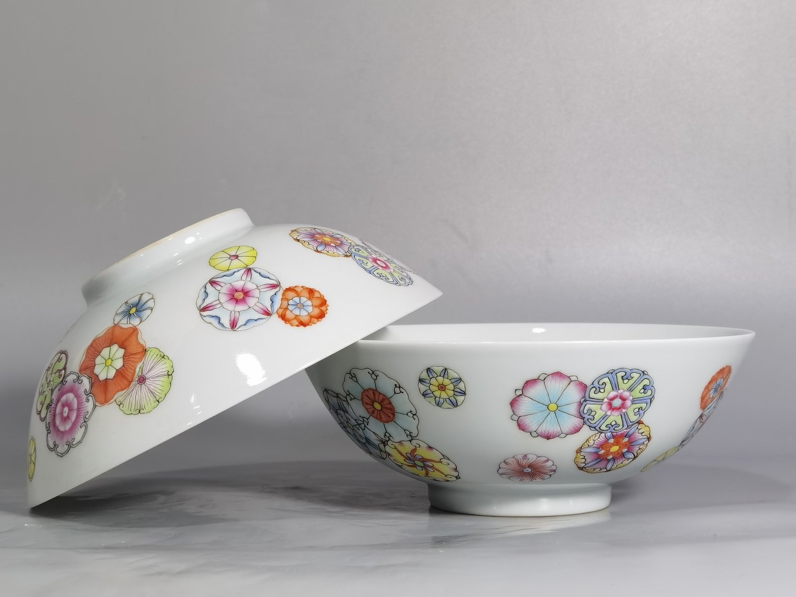 Qing Dynasty Yongzheng A pair of pastel leather ball flower bowls