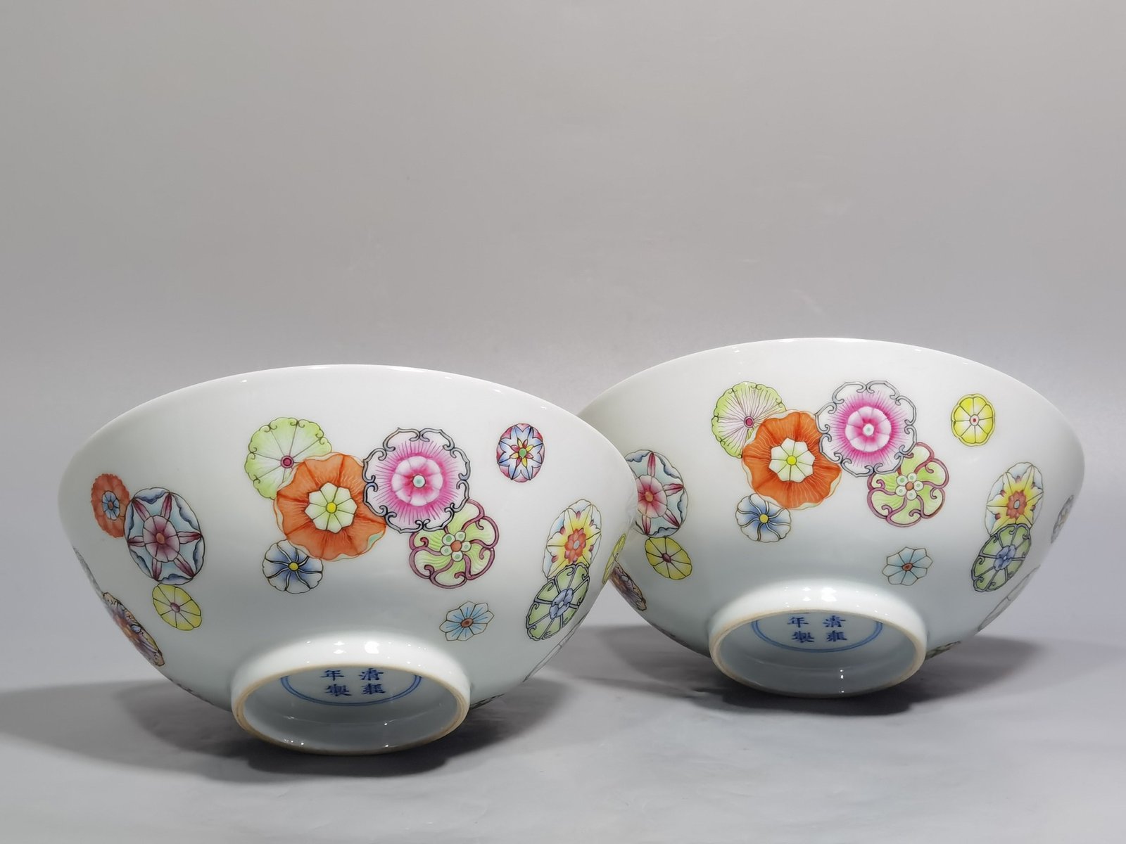Qing Dynasty Yongzheng A pair of pastel leather ball flower bowls
