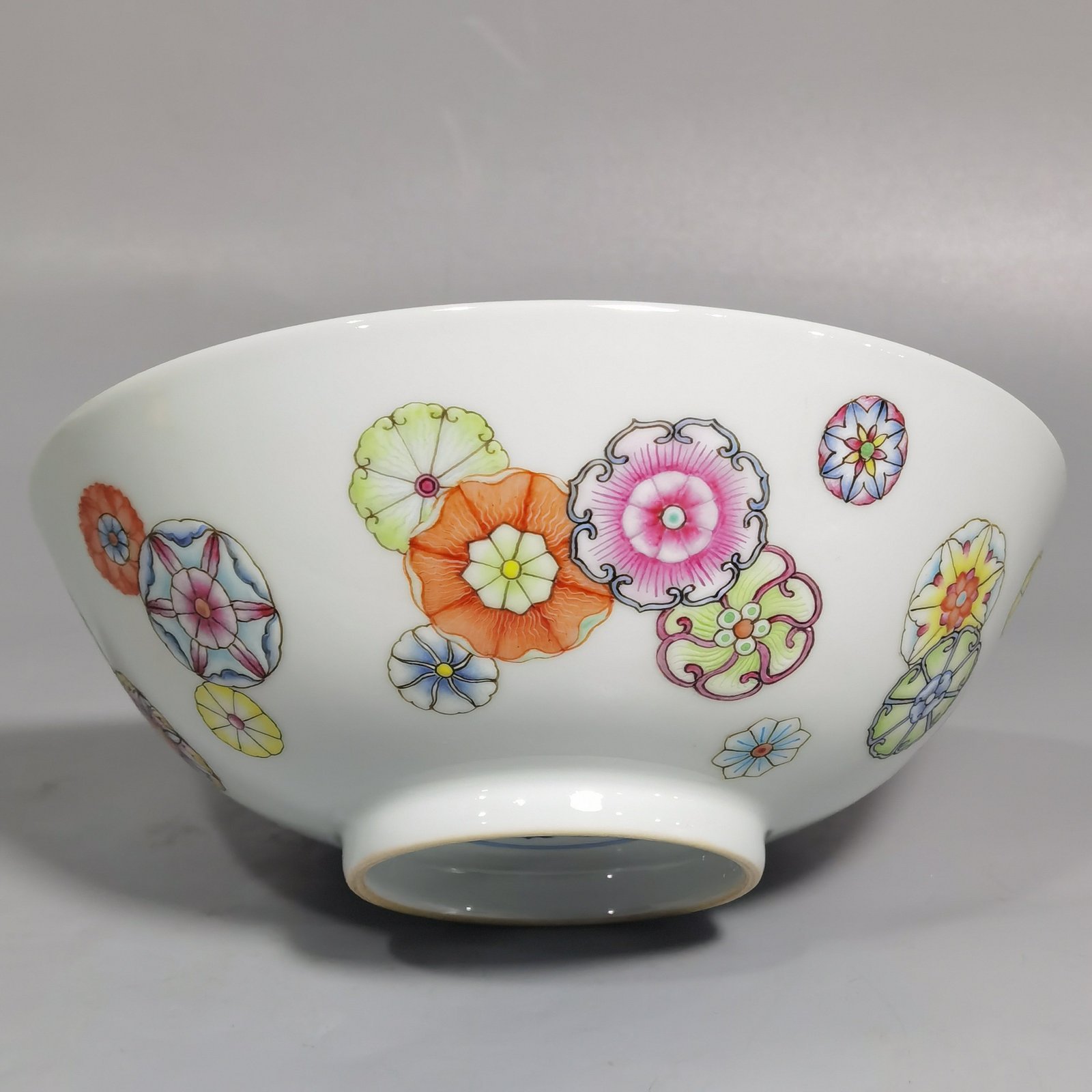 Qing Dynasty Yongzheng A pair of pastel leather ball flower bowls
