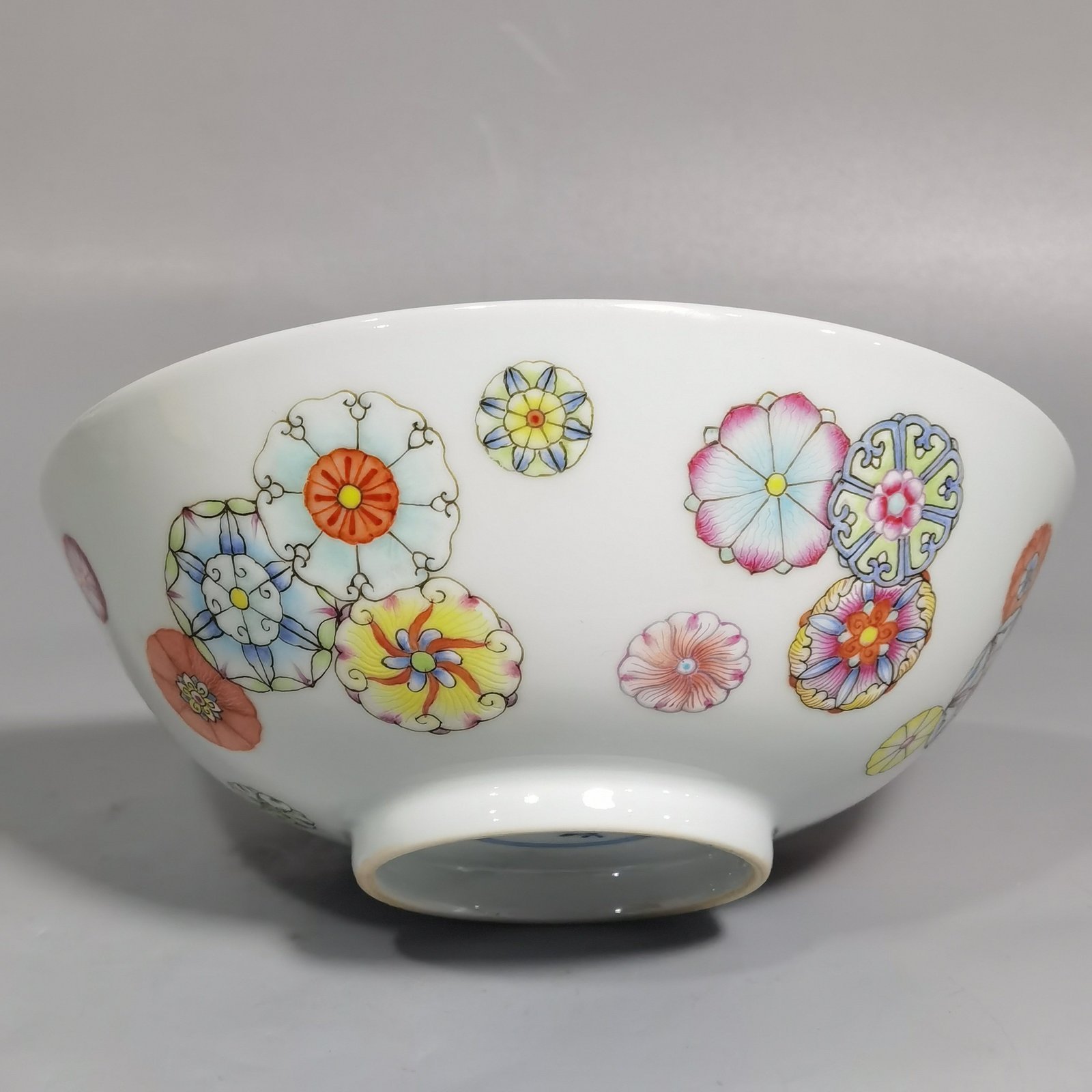 Qing Dynasty Yongzheng A pair of pastel leather ball flower bowls