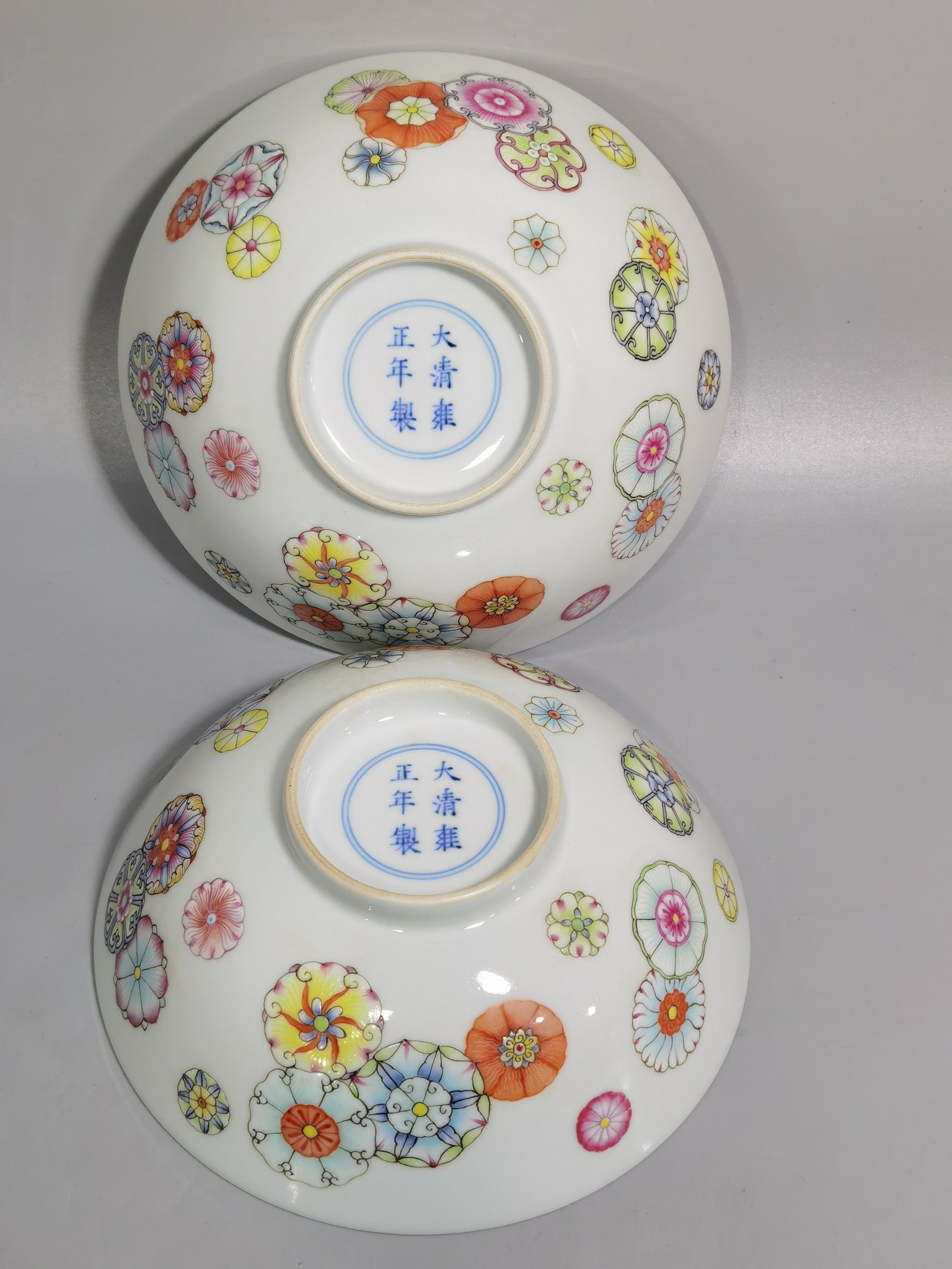 Qing Dynasty Yongzheng A pair of pastel leather ball flower bowls