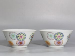 Qing Dynasty Yongzheng A pair of pastel leather ball pattern cups