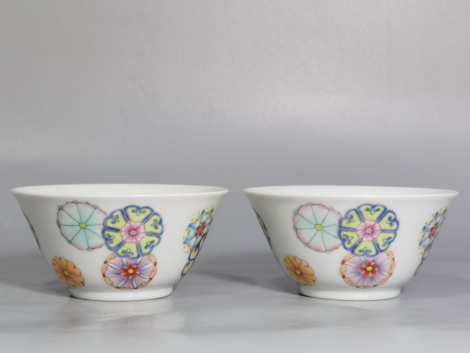 Qing Dynasty Yongzheng A pair of pastel leather ball pattern cups