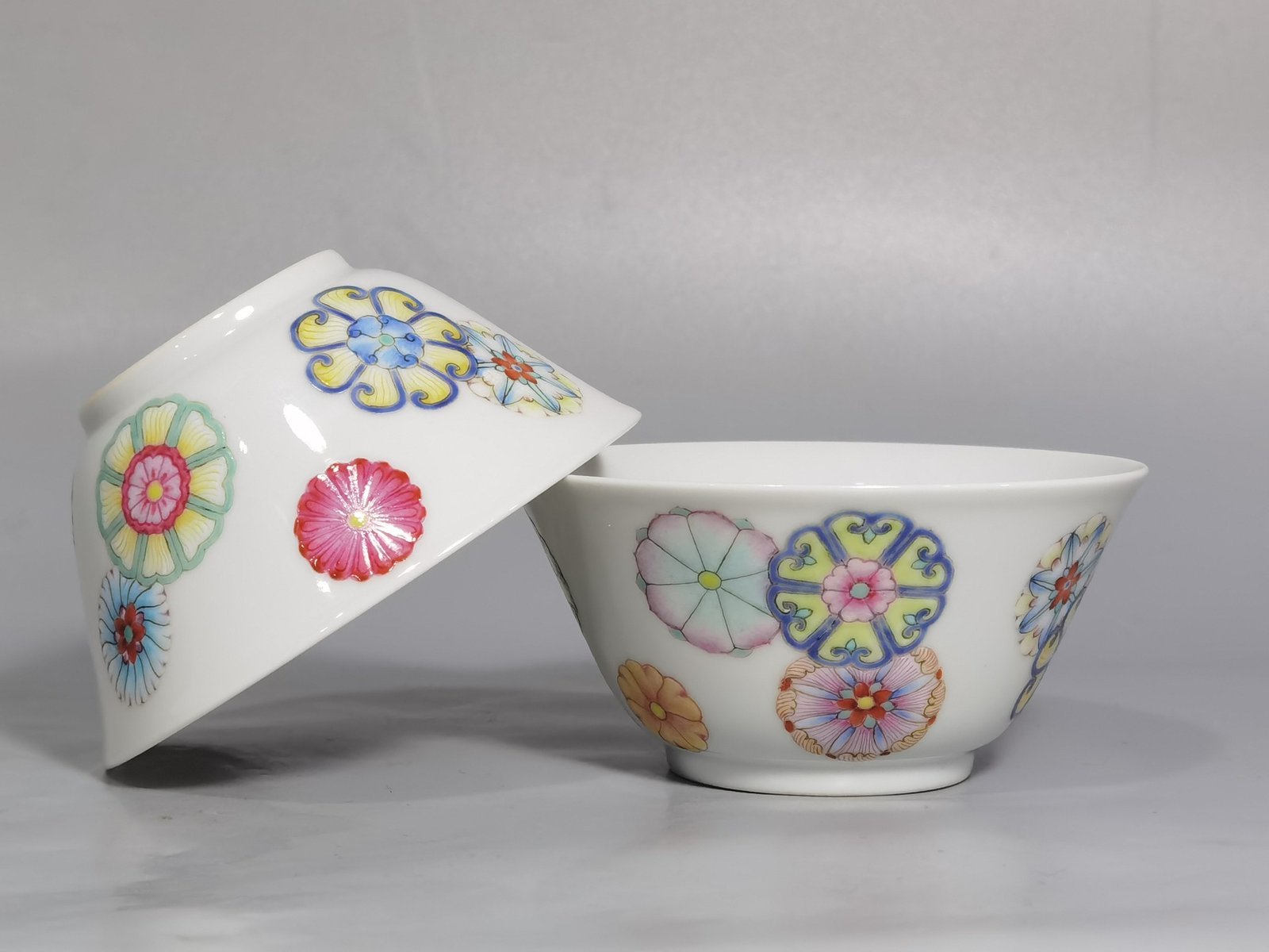 Qing Dynasty Yongzheng A pair of pastel leather ball pattern cups