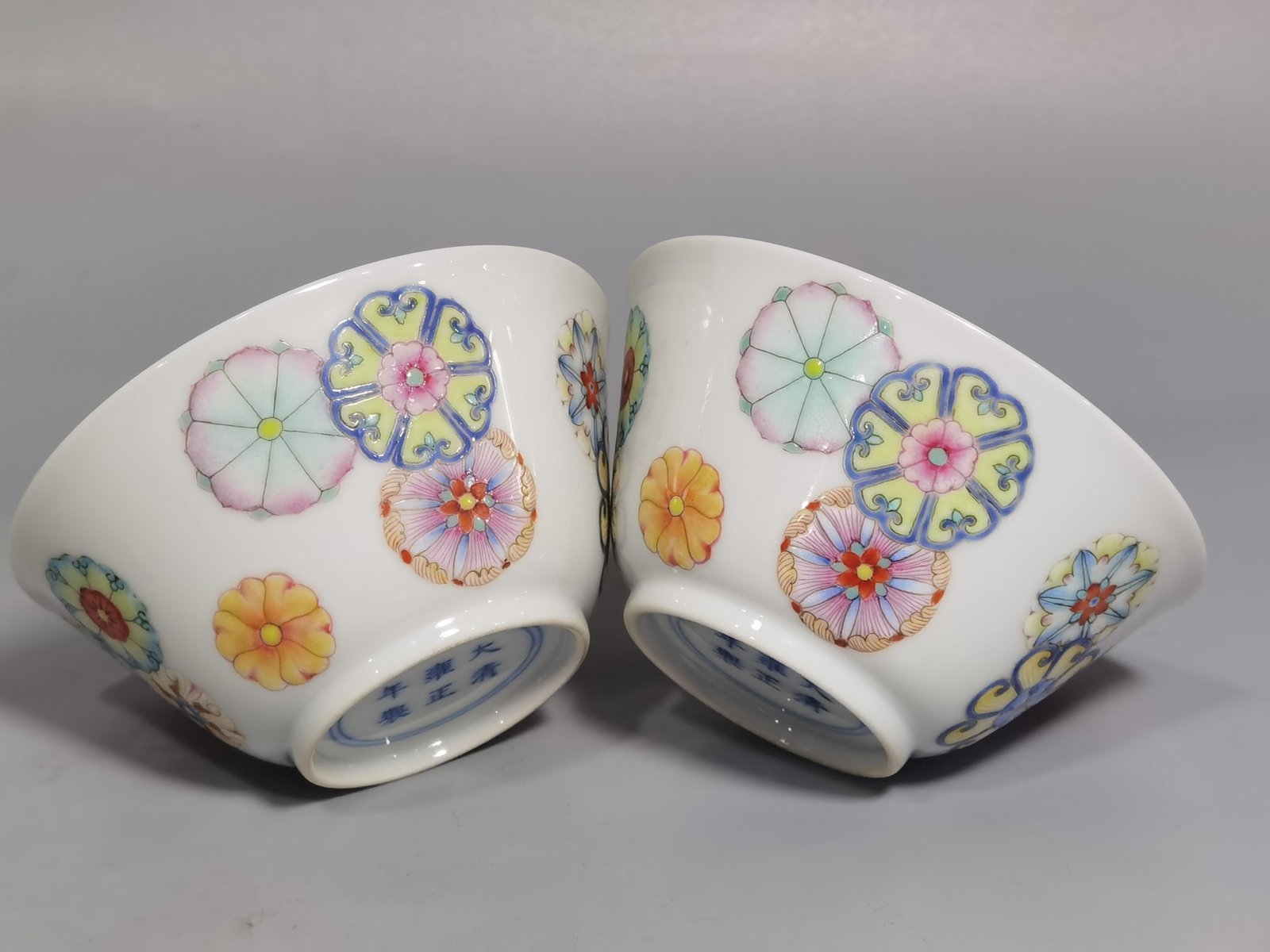 Qing Dynasty Yongzheng A pair of pastel leather ball pattern cups