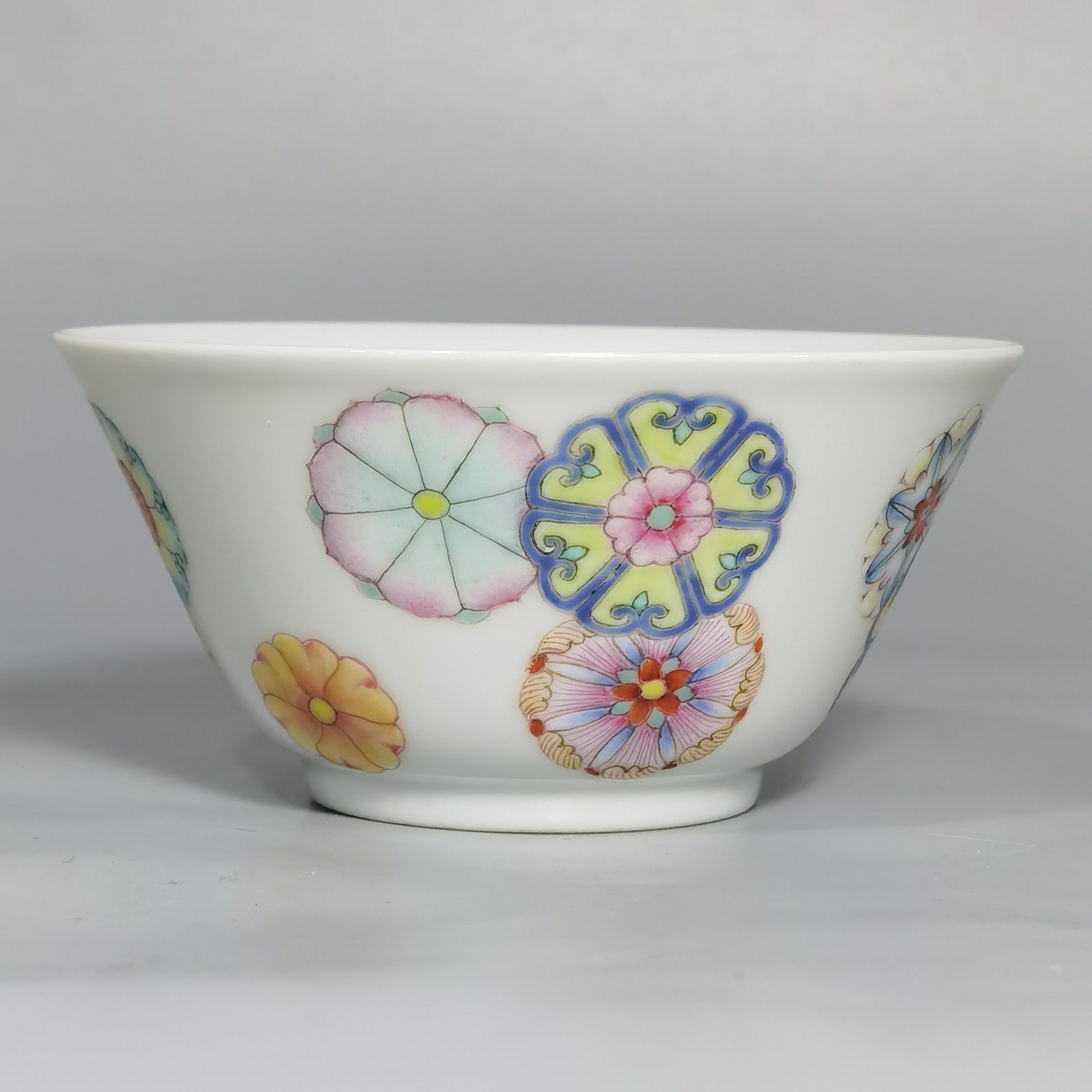 Qing Dynasty Yongzheng A pair of pastel leather ball pattern cups