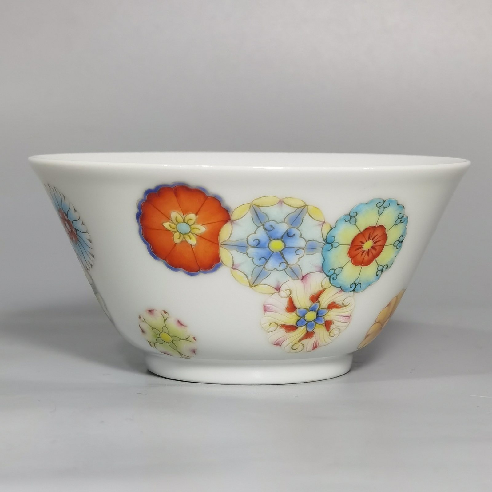 Qing Dynasty Yongzheng A pair of pastel leather ball pattern cups