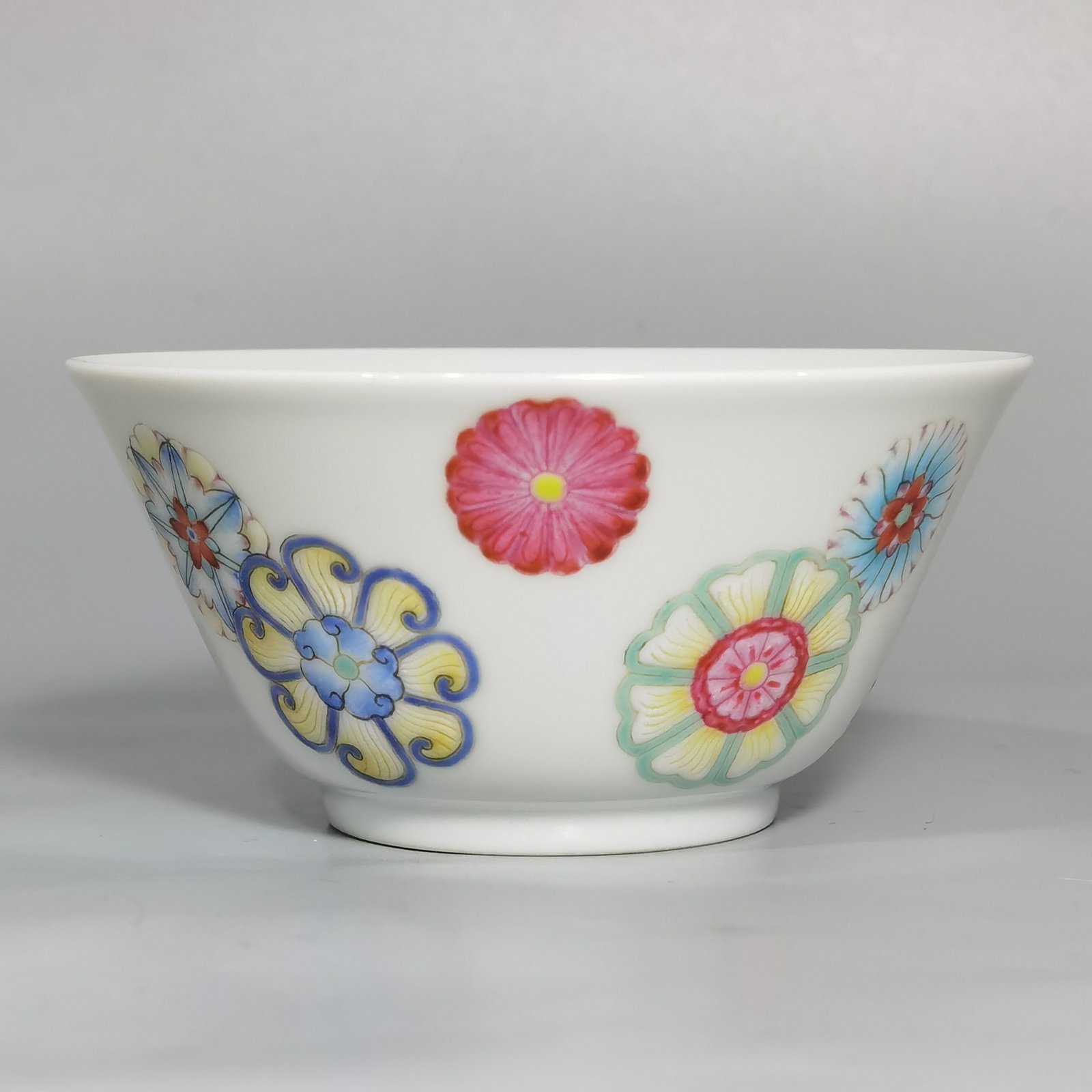 Qing Dynasty Yongzheng A pair of pastel leather ball pattern cups