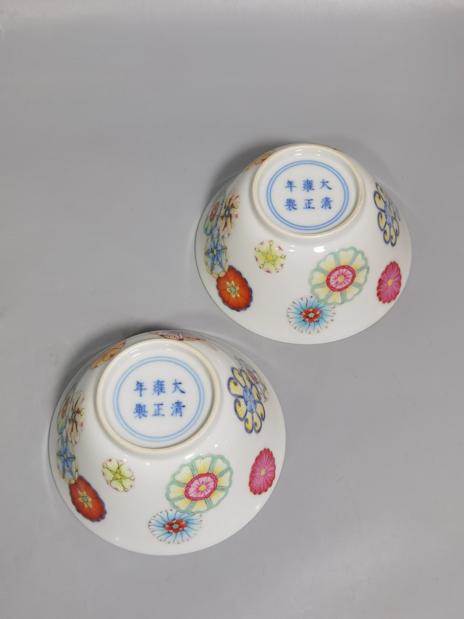 Qing Dynasty Yongzheng A pair of pastel leather ball pattern cups