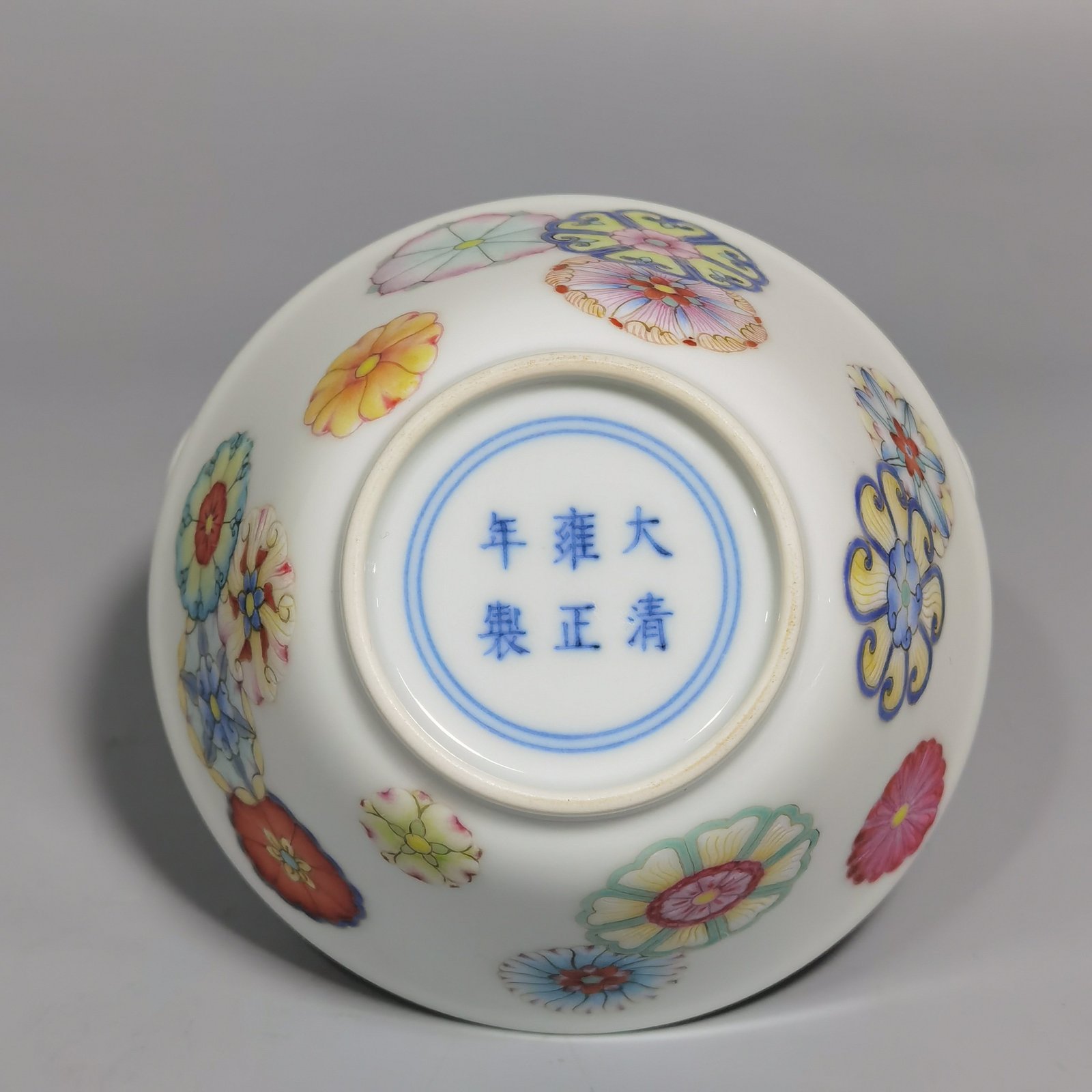 Qing Dynasty Yongzheng A pair of pastel leather ball pattern cups