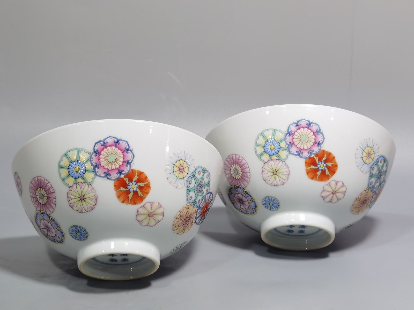 Qing Dynasty Yongzheng A pair of pastel leather ball pattern bowls