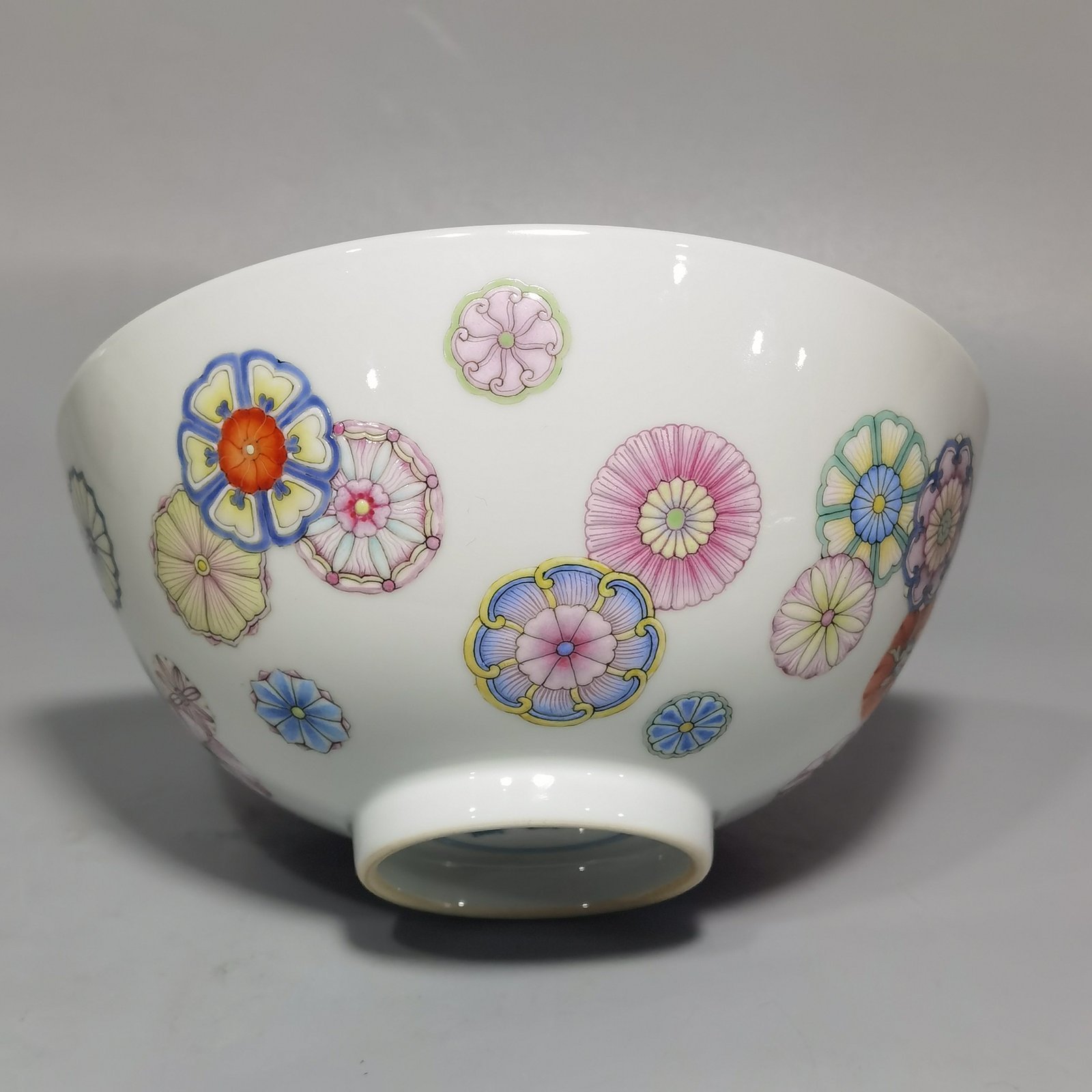Qing Dynasty Yongzheng A pair of pastel leather ball pattern bowls