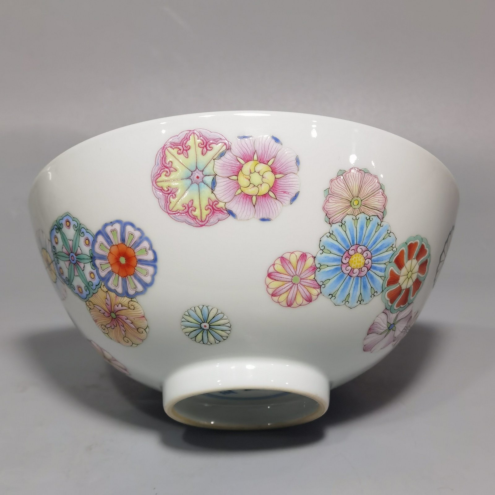 Qing Dynasty Yongzheng A pair of pastel leather ball pattern bowls