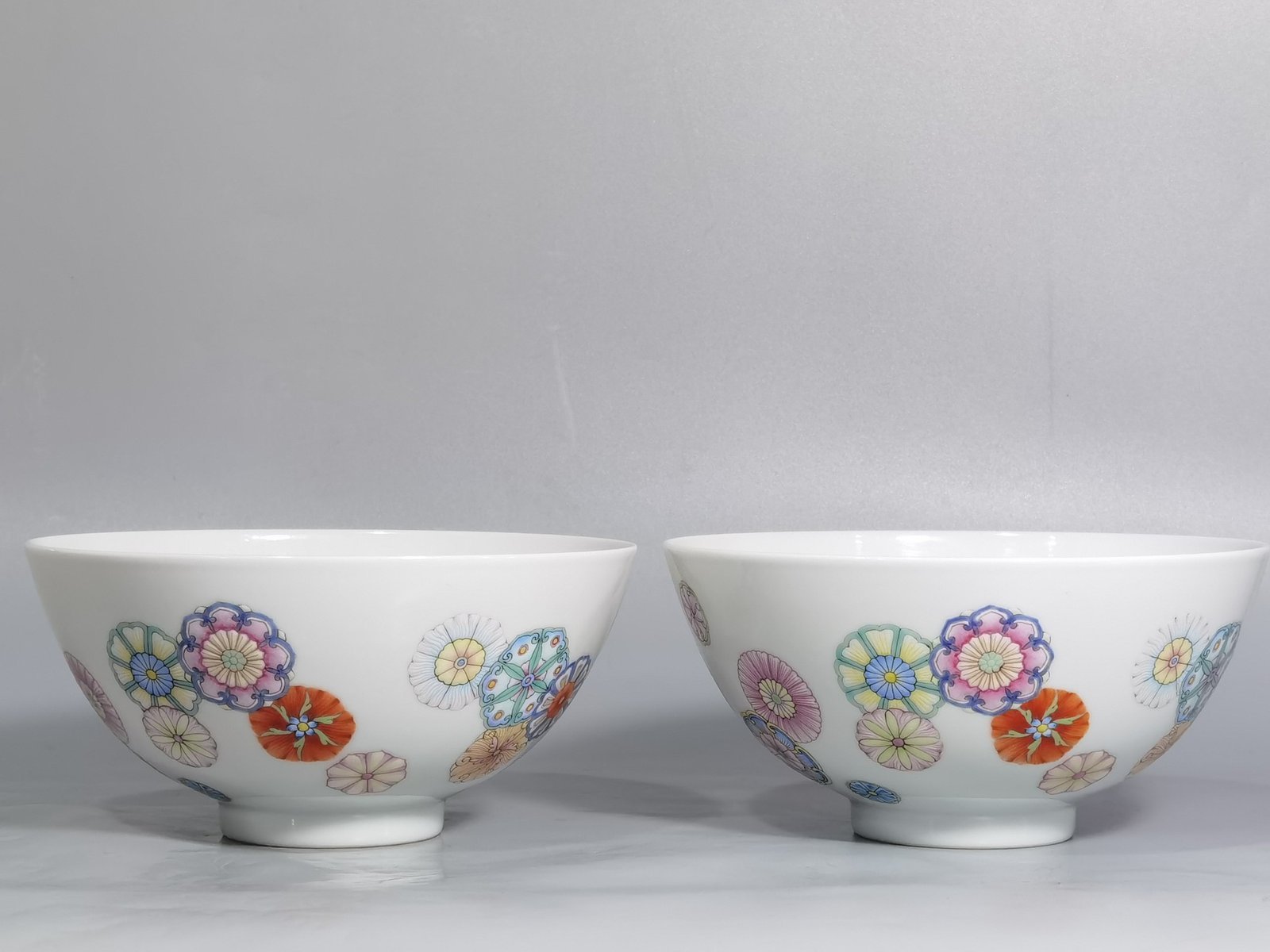 Qing Dynasty Yongzheng A pair of pastel leather ball pattern bowls