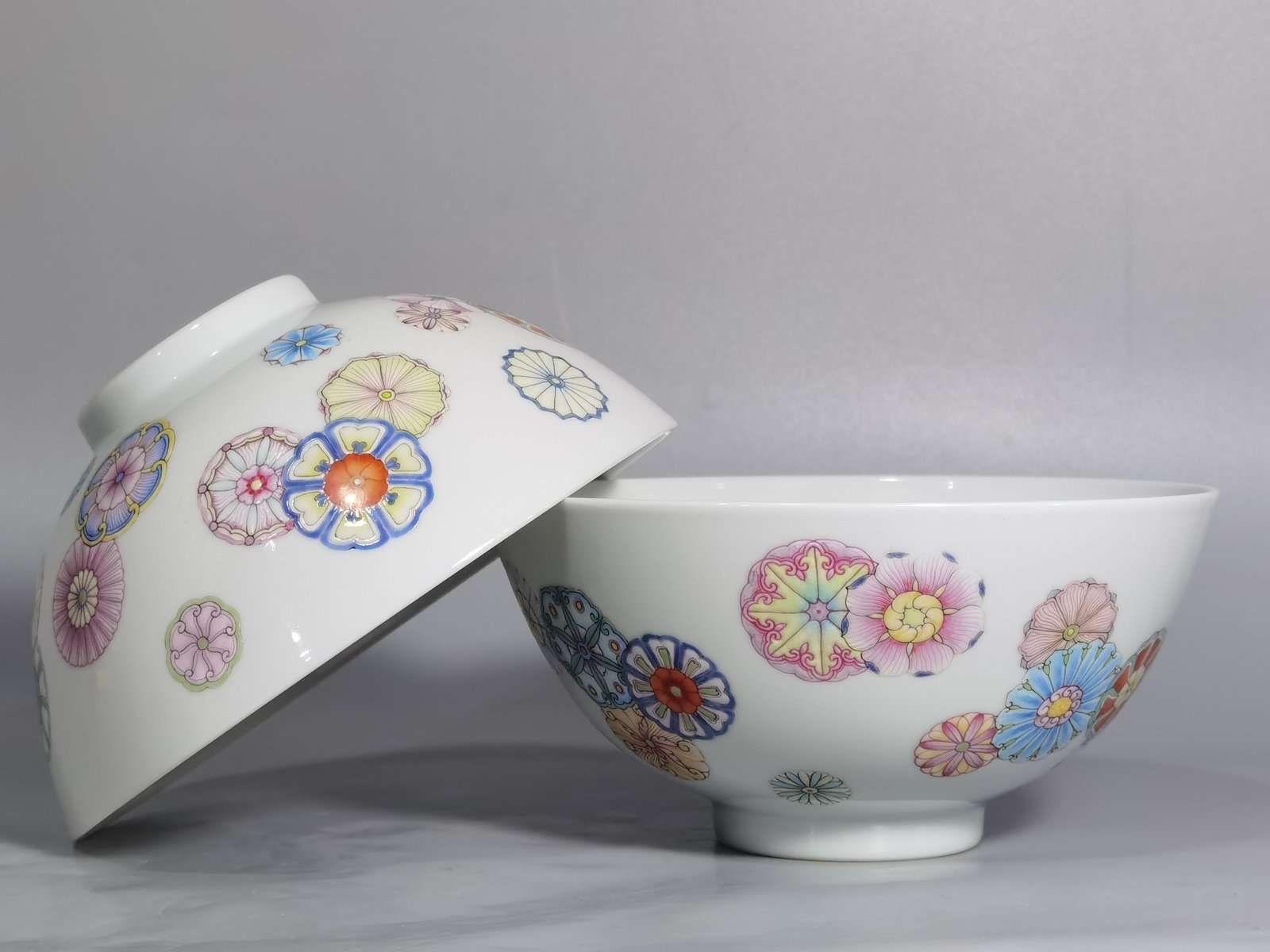 Qing Dynasty Yongzheng A pair of pastel leather ball pattern bowls