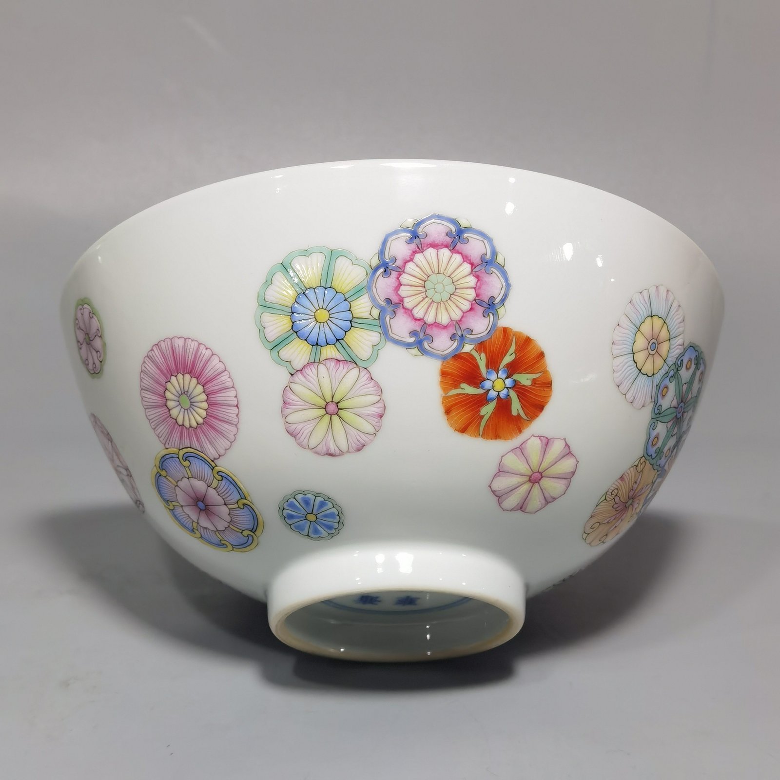 Qing Dynasty Yongzheng A pair of pastel leather ball pattern bowls
