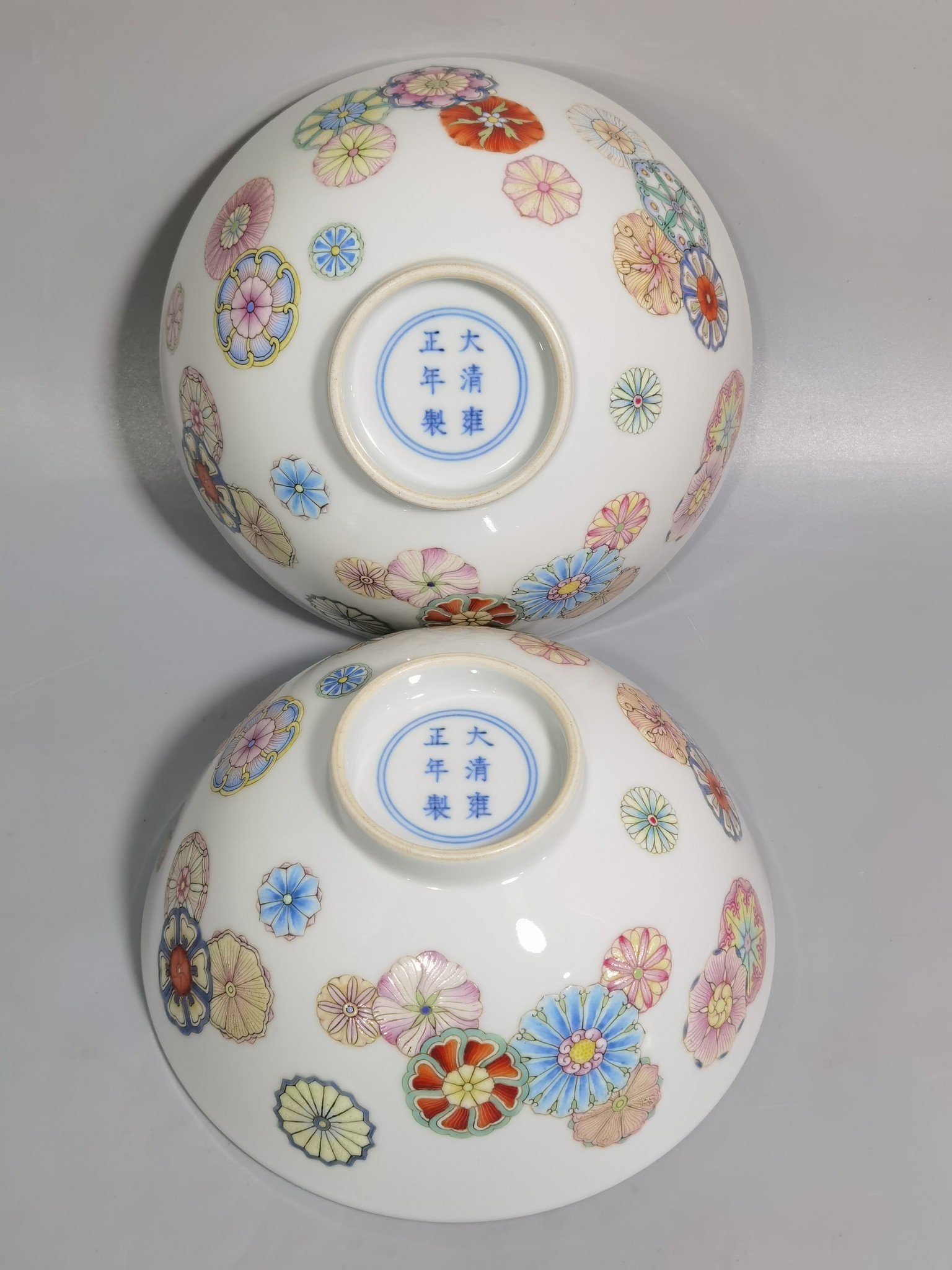 Qing Dynasty Yongzheng A pair of pastel leather ball pattern bowls
