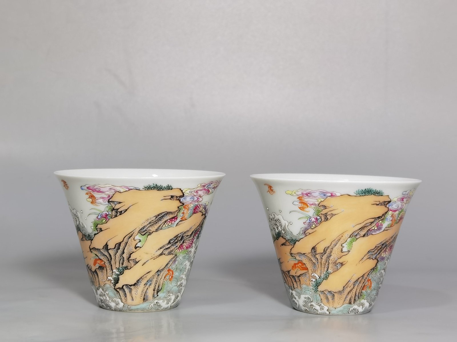 Qing Dynasty Yongzheng pastel paintings of Fushan and Longevity horseshoe cup