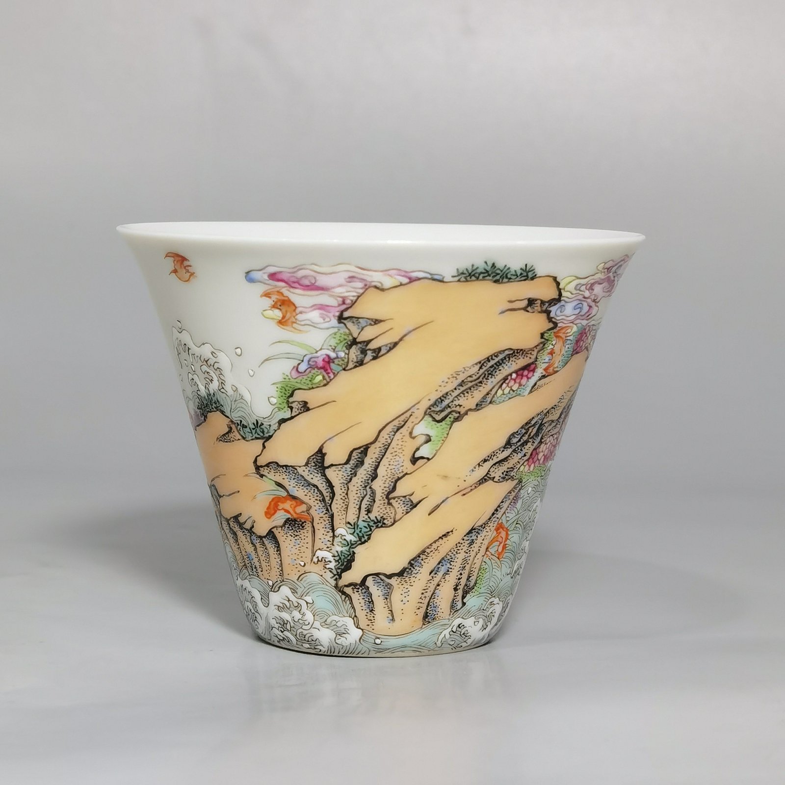 Qing Dynasty Yongzheng pastel paintings of Fushan and Longevity horseshoe cup