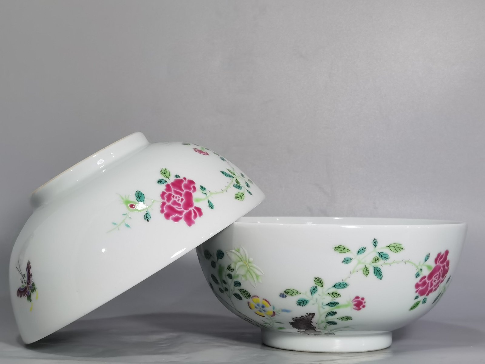 Qing Dynasty Yongzheng Pastel Flower Butterfly Cave Stone Pattern Bowl