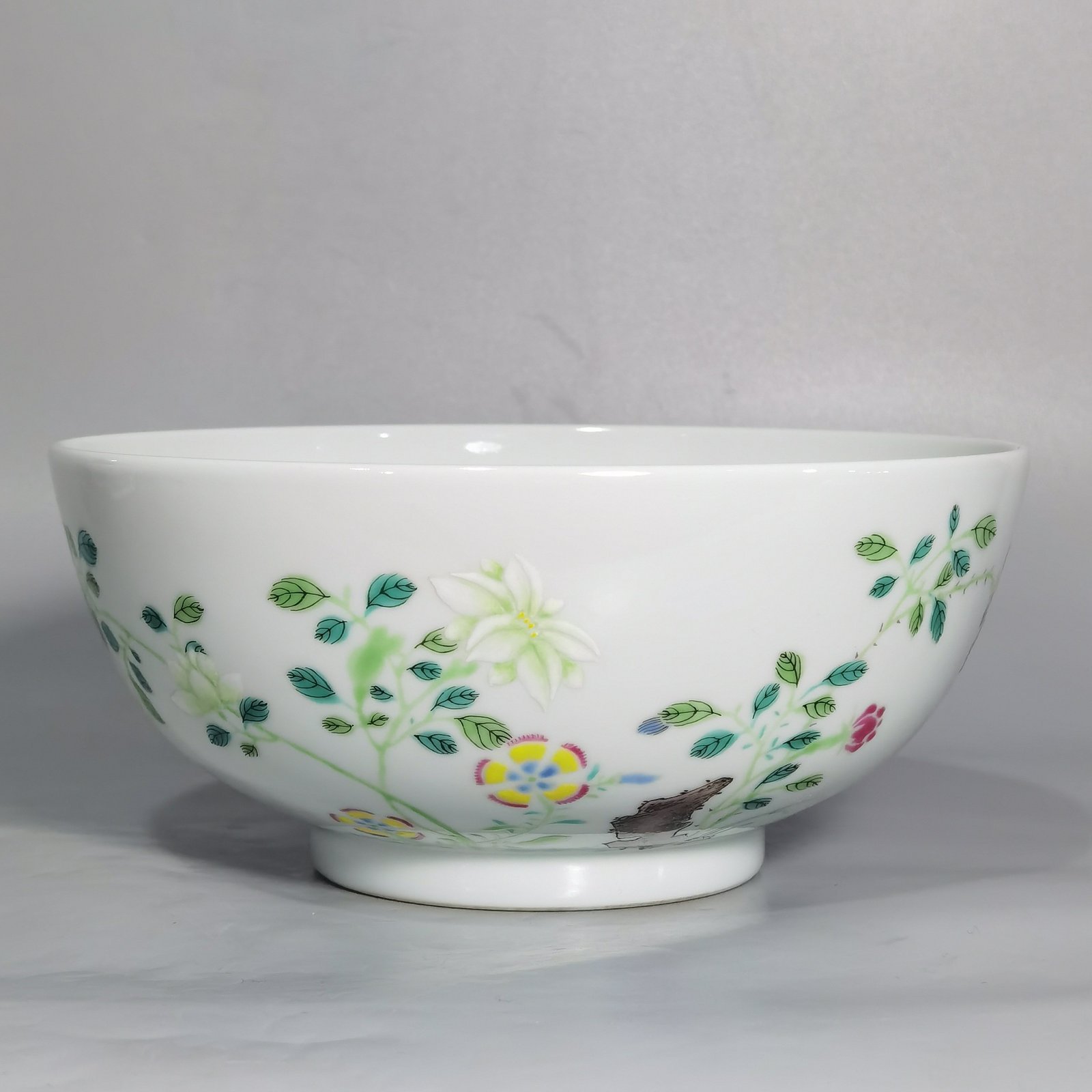 Qing Dynasty Yongzheng Pastel Flower Butterfly Cave Stone Pattern Bowl