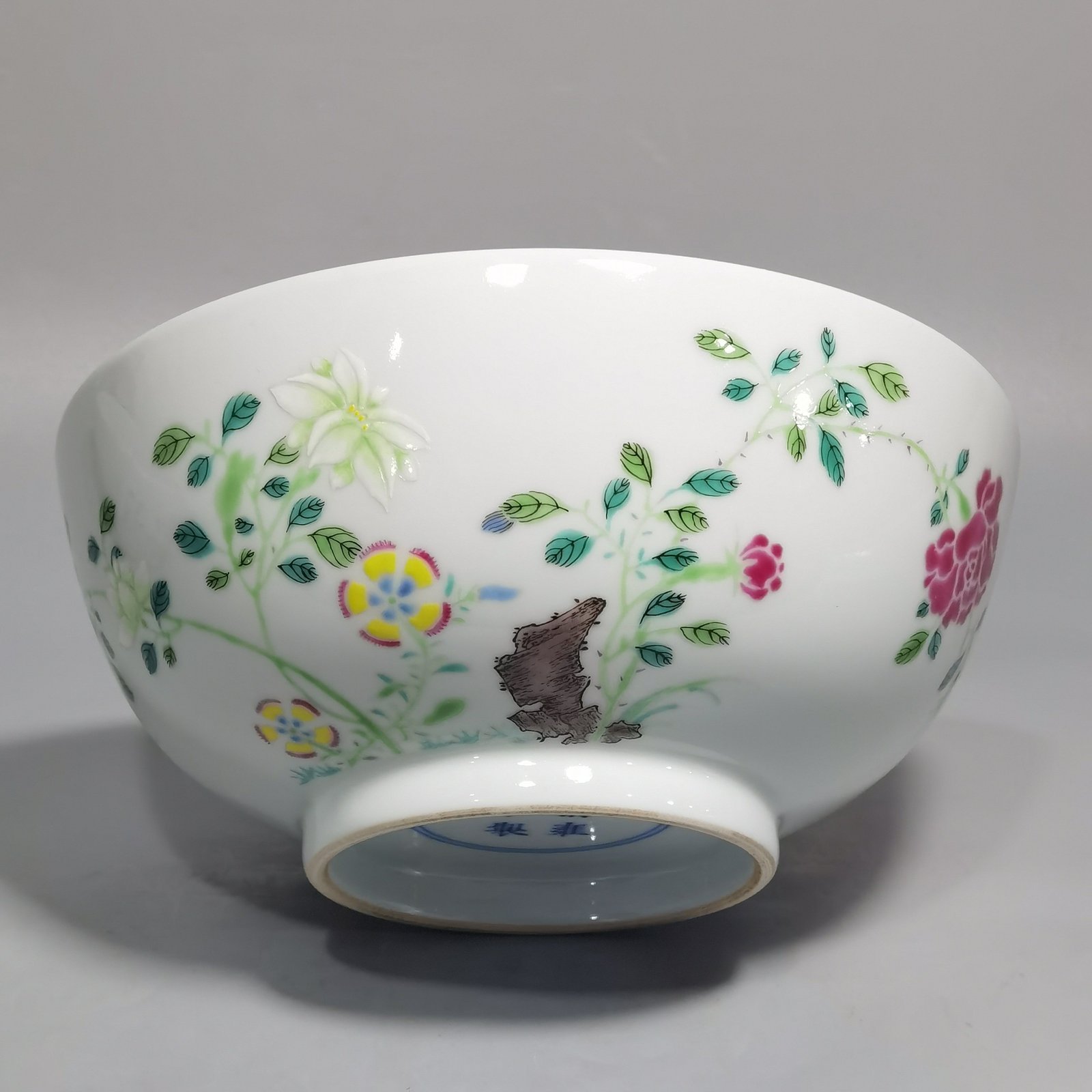 Qing Dynasty Yongzheng Pastel Flower Butterfly Cave Stone Pattern Bowl