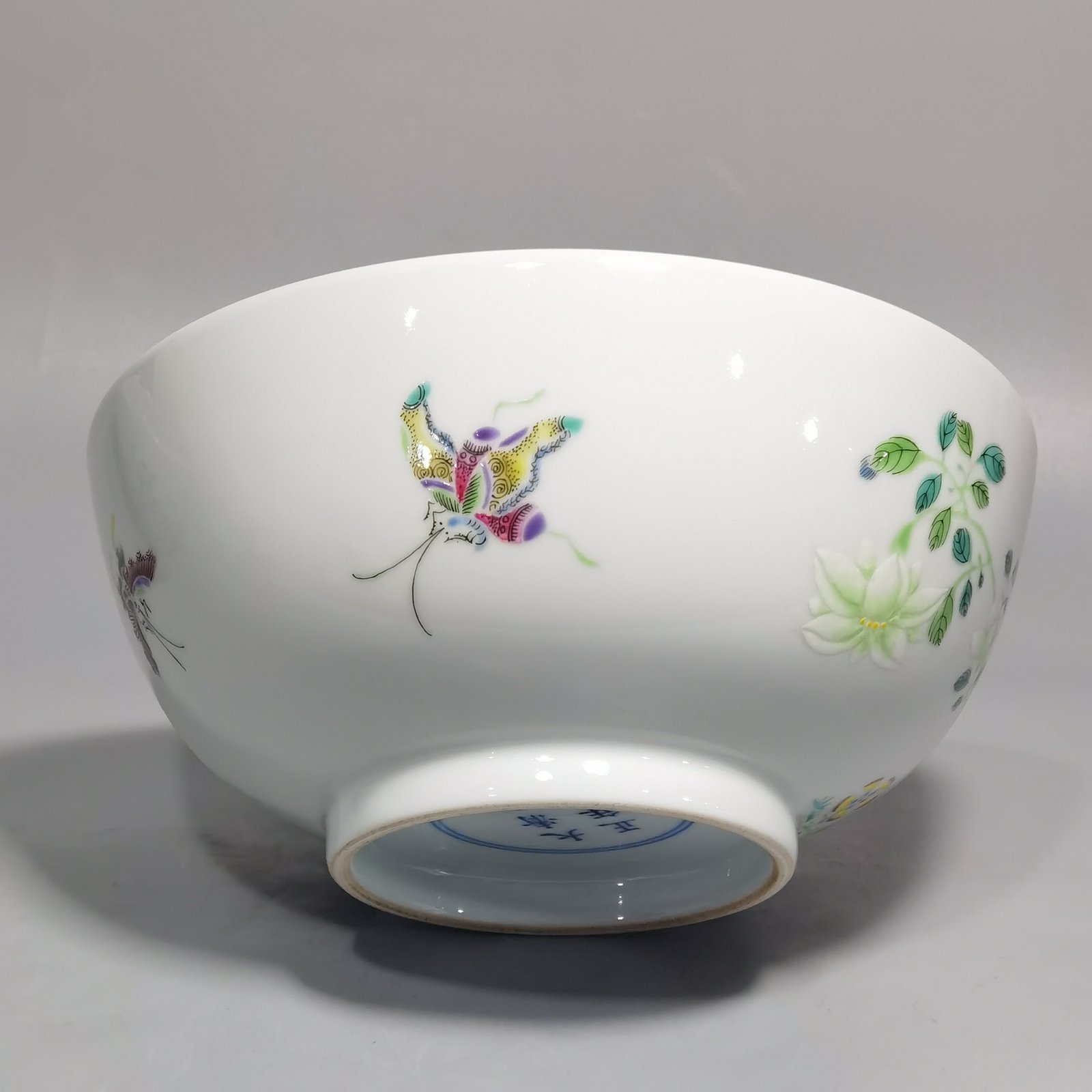 Qing Dynasty Yongzheng Pastel Flower Butterfly Cave Stone Pattern Bowl