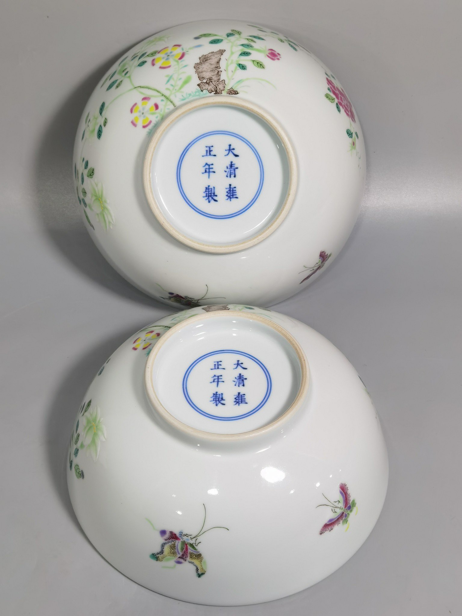 Qing Dynasty Yongzheng Pastel Flower Butterfly Cave Stone Pattern Bowl