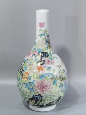 Qing Dynasty Yongzheng famille rose chrysanthemum pattern bile bottle