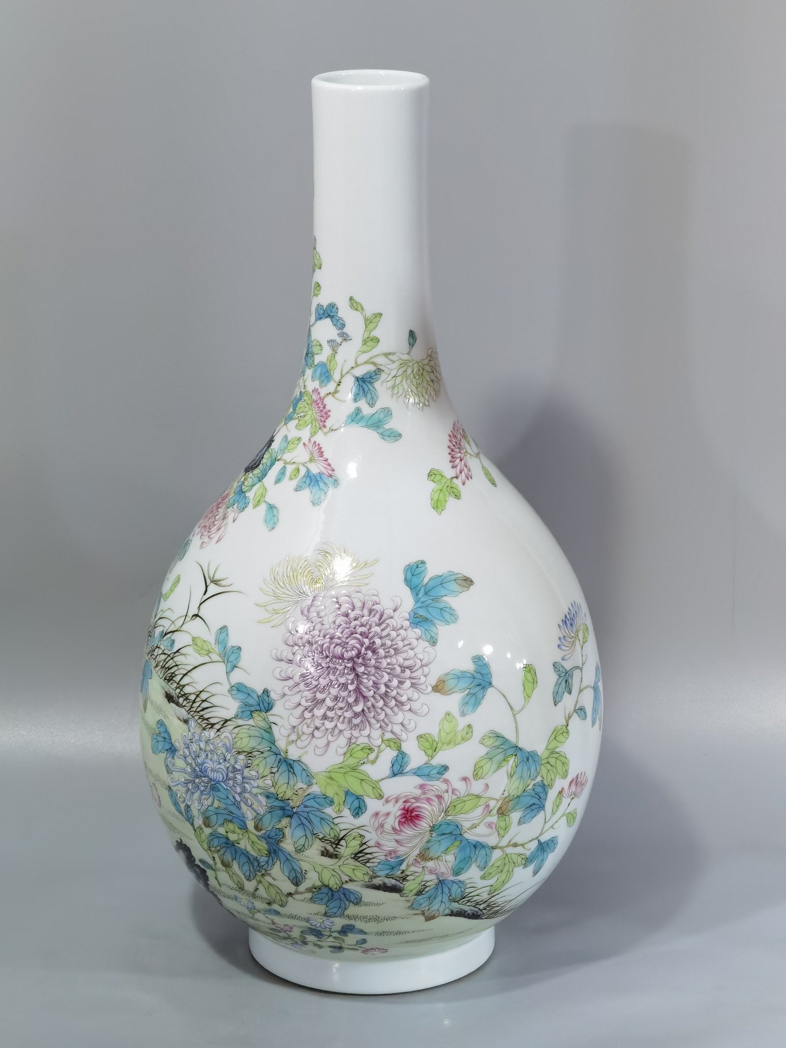 Qing Dynasty Yongzheng famille rose chrysanthemum pattern bile bottle