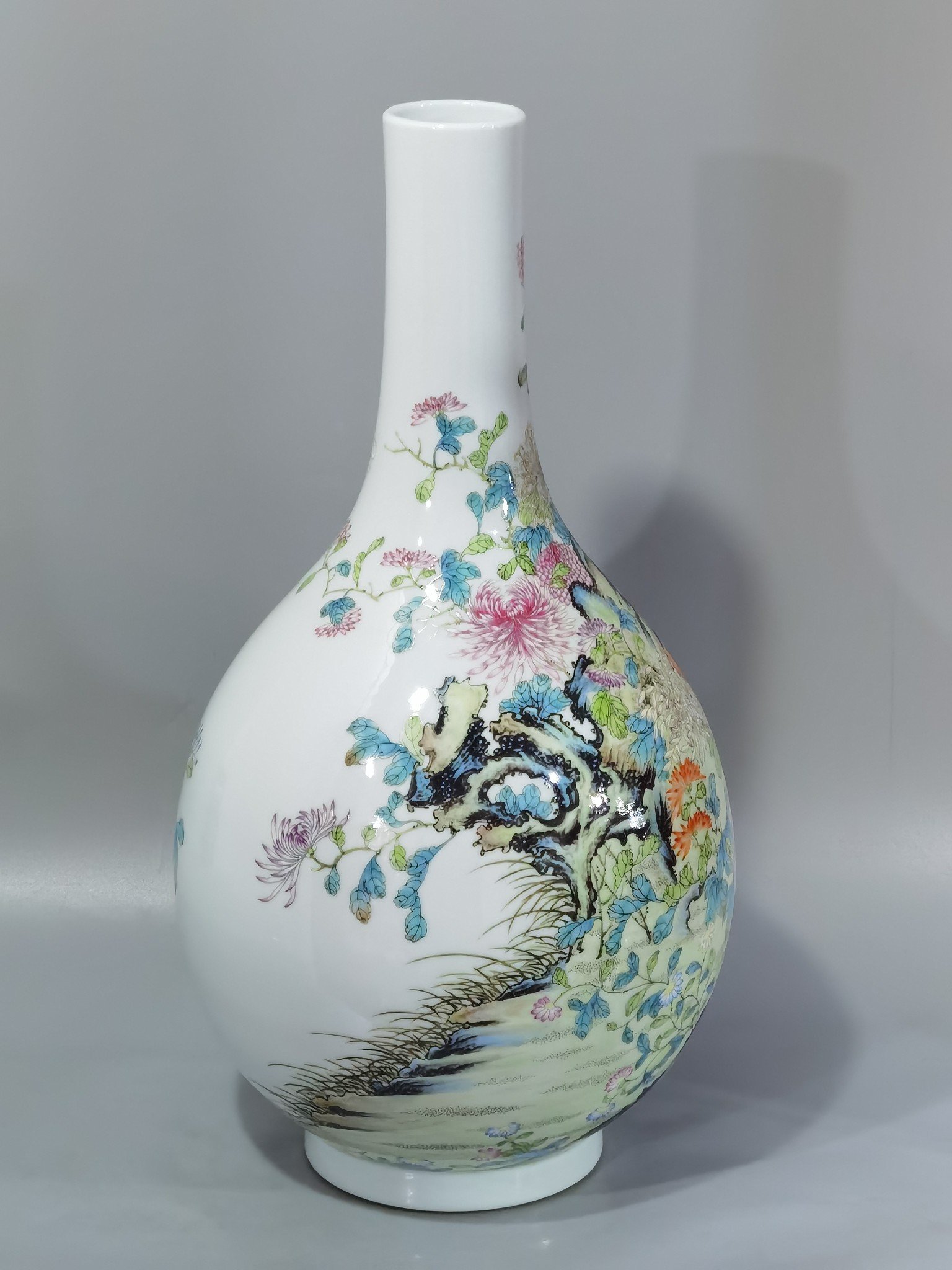 Qing Dynasty Yongzheng famille rose chrysanthemum pattern bile bottle