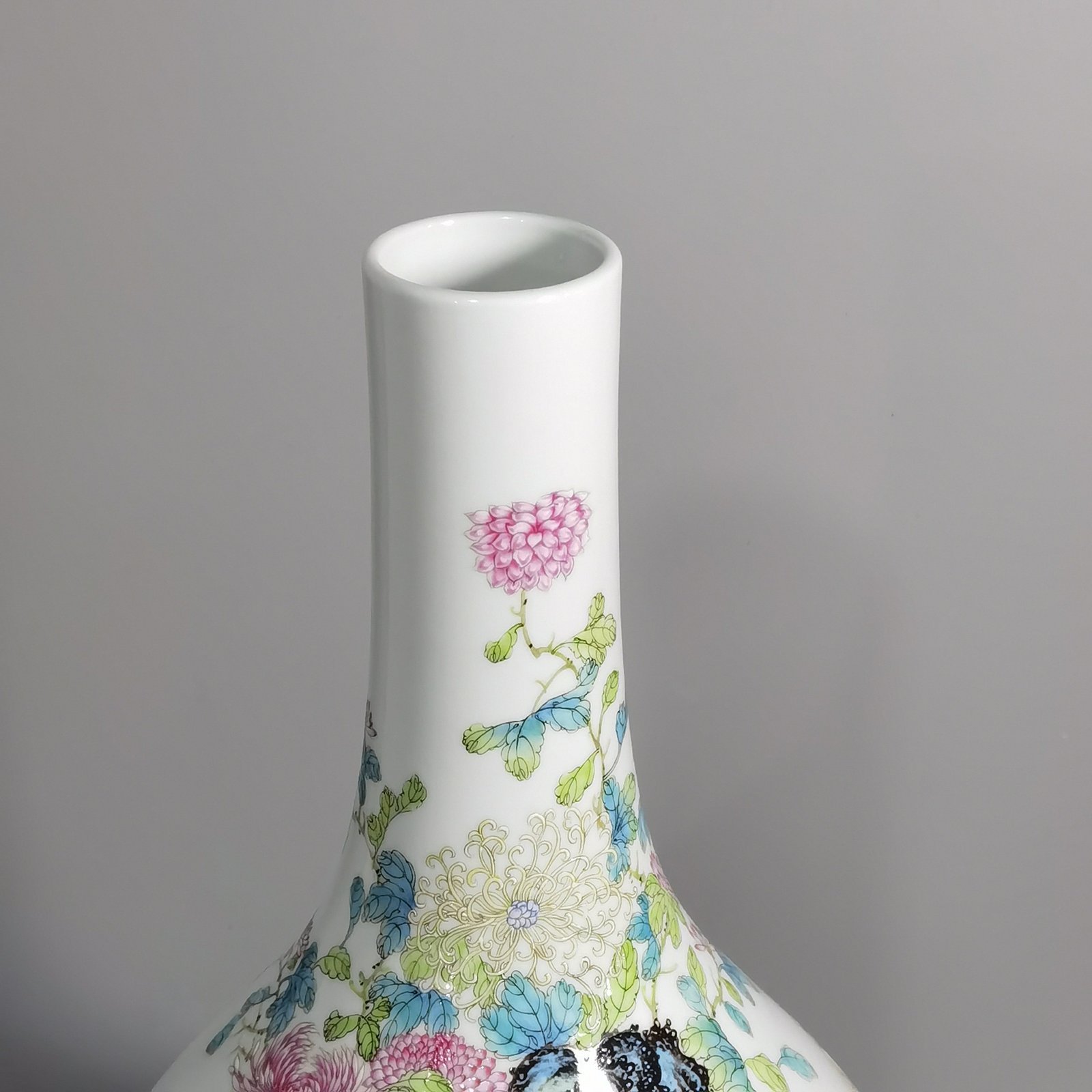 Qing Dynasty Yongzheng famille rose chrysanthemum pattern bile bottle